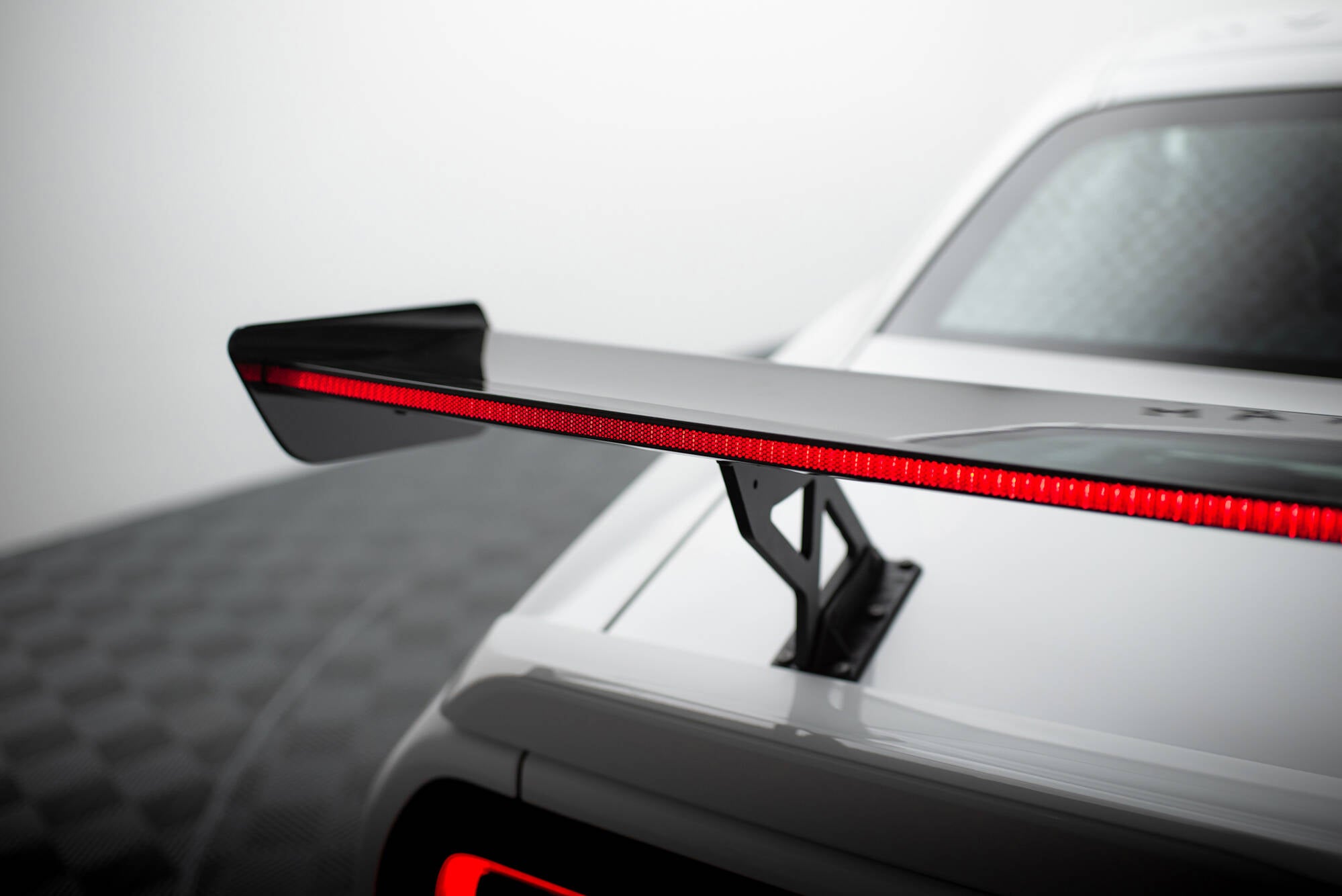 Maxton Design Carbon Spoiler + LED Dodge Challenger Mk3 für Dodge Challenger MK3 Facelift