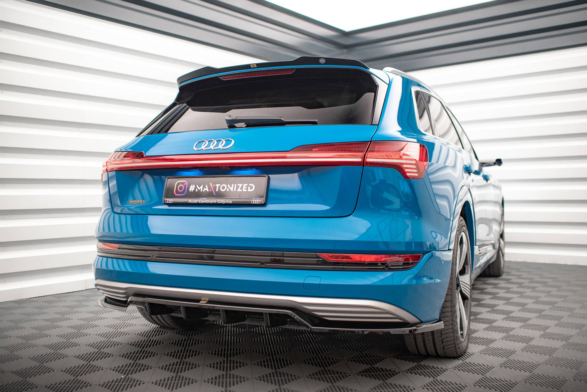 Maxton Design Street+ Mittlerer Diffusor RACE passend für Audi e-tron schwarz Hochglanz