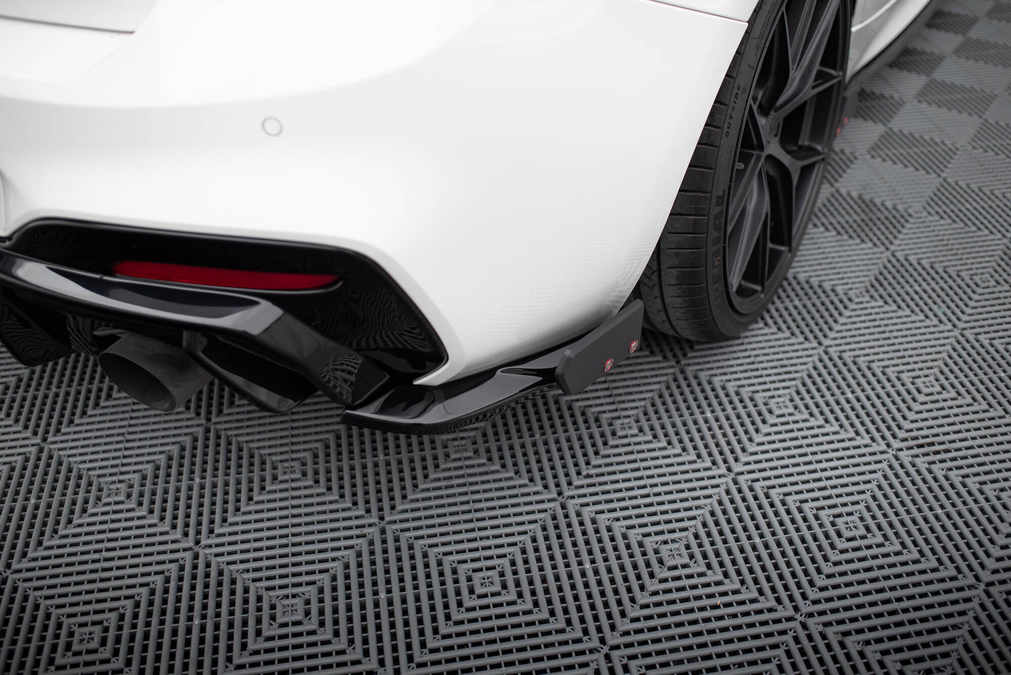 Maxton Design Heck Ansatz Flaps Diffusor V.5 + Flaps passend für (Für heckansatz V.3) BMW 1er M-Paket / M140i F20 Facelift