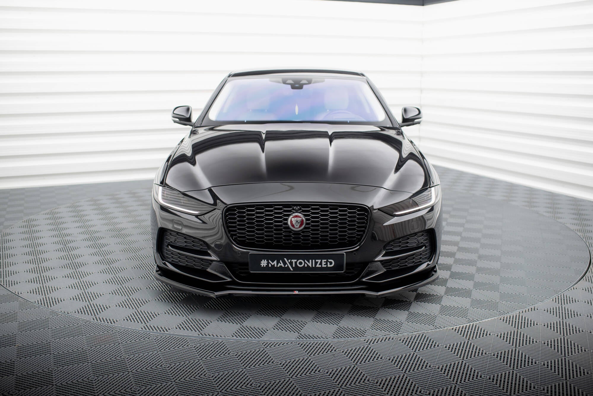 Maxton Design Street+ Spoilerlippe Front Ansatz V.1 passend für Jaguar XE X760 Facelift schwarz Hochglanz