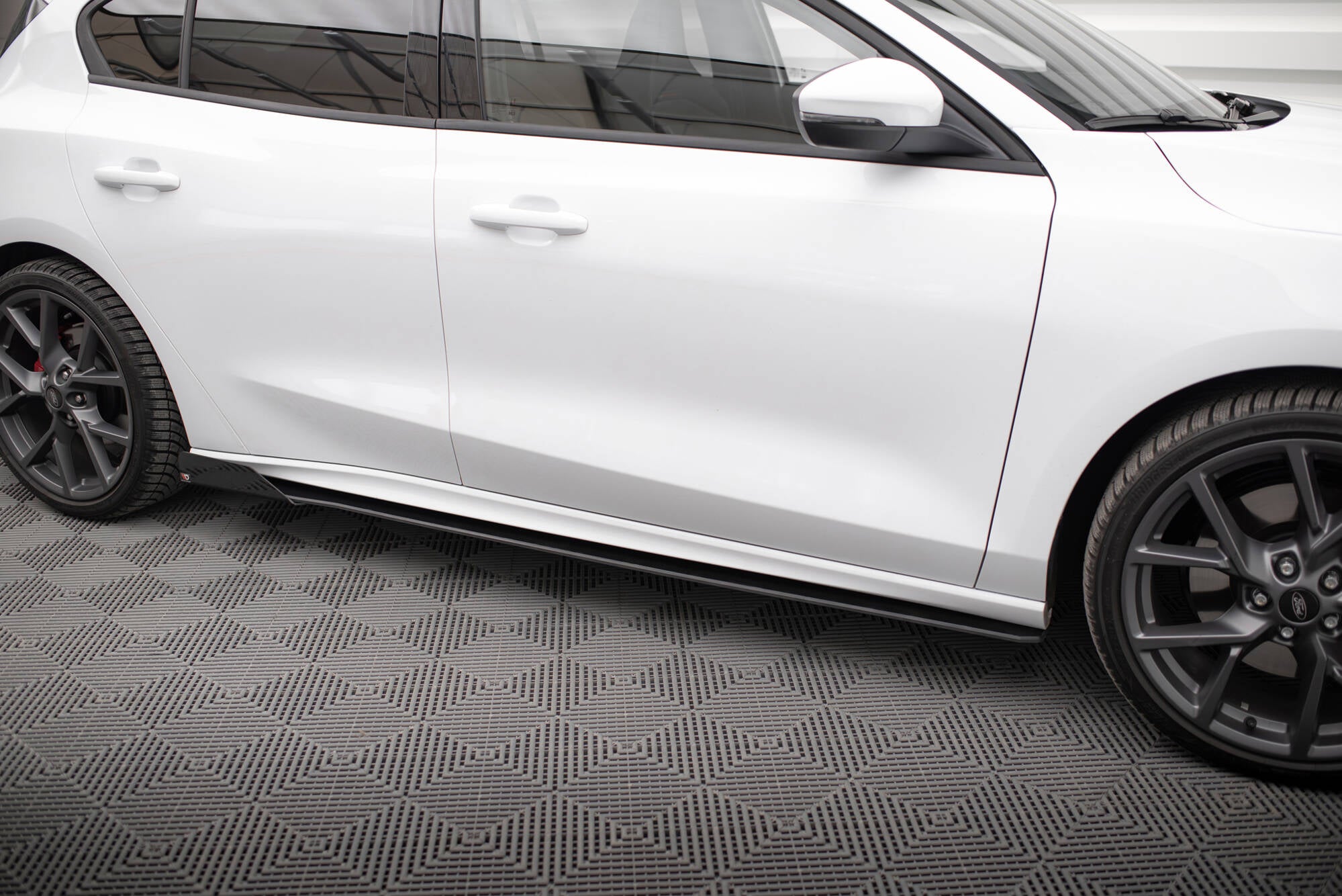 Maxton Design Street Pro Street+ Seitenschweller Leisten + Flaps passend für Ford Focus ST / ST-Line Mk4 schwarz Hochglanz