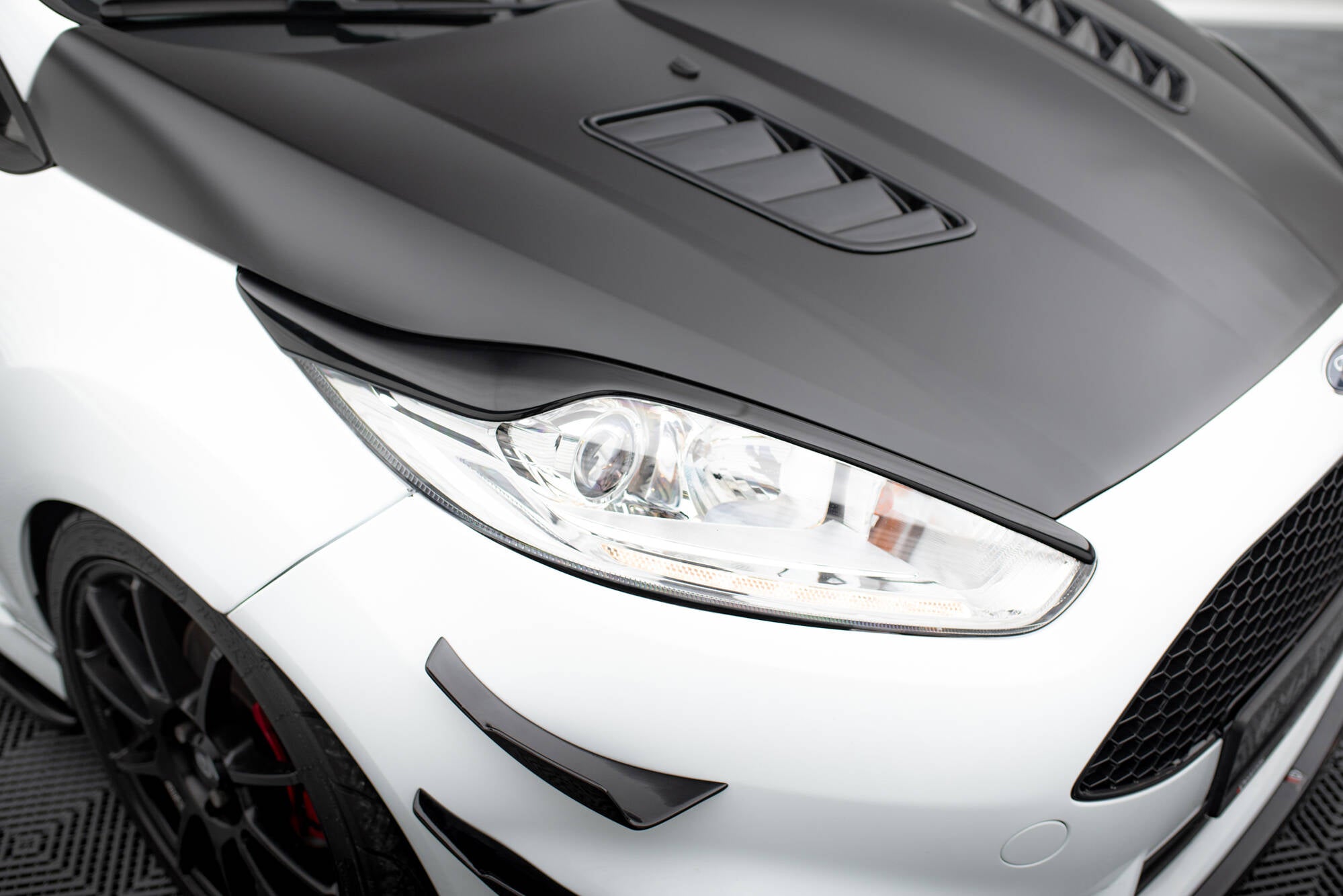 Maxton Design Scheinwerfer Blenden Böser Blick V.2 passend für Ford Fiesta ST / ST-Line / Standard Mk7 FL schwarz Hochglanz