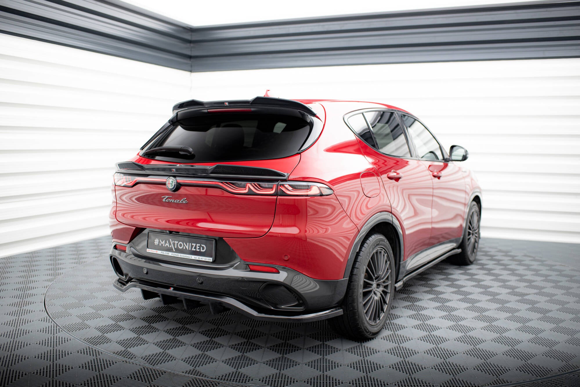 Maxton Design Street+ Mittlerer Diffusor RACE passend für Alfa Romeo Tonale Mk1 schwarz Hochglanz