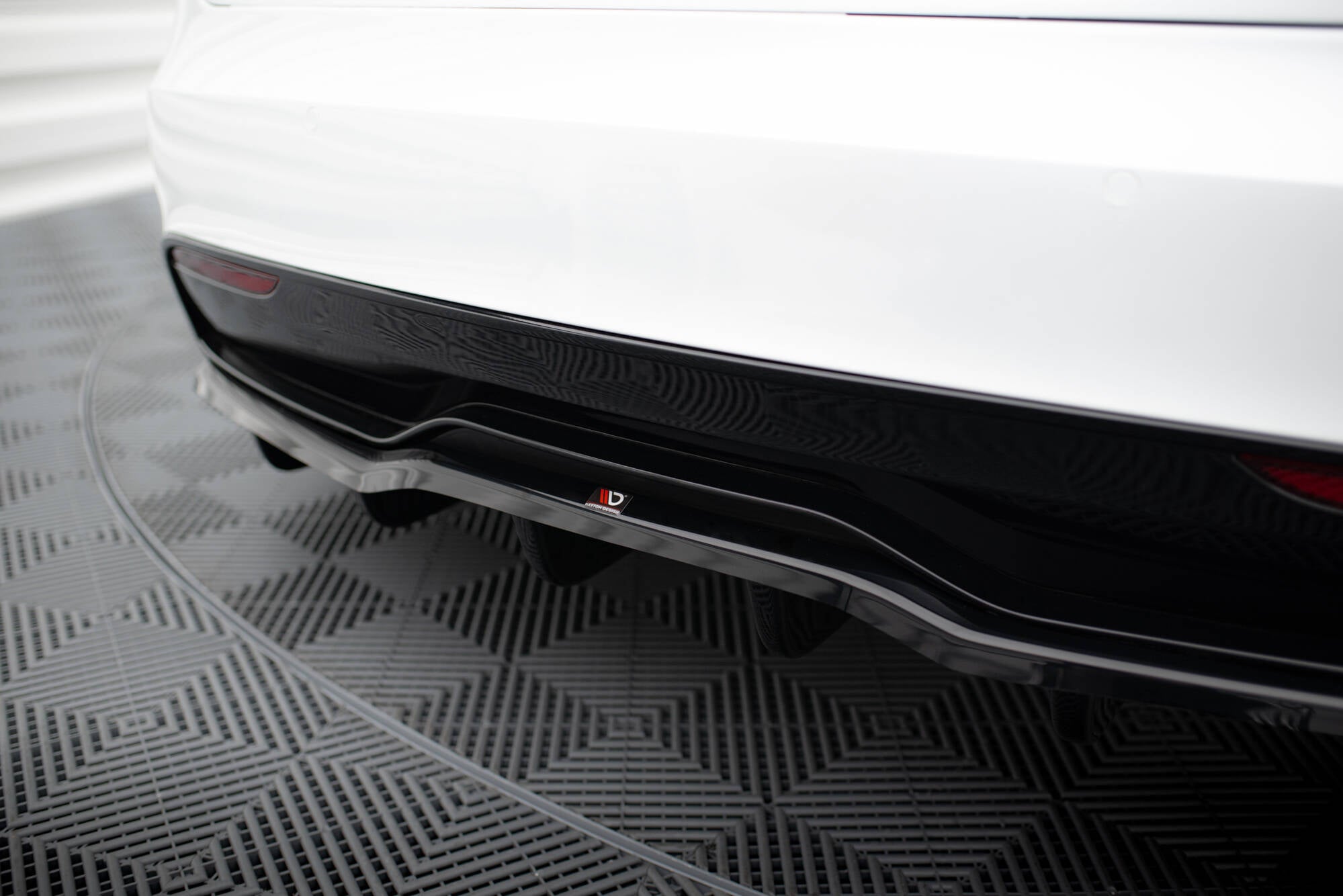 Maxton Design Street+ Mittlerer Diffusor RACE V.2 passend für Tesla Model S Plaid Mk1 Facelift schwarz Hochglanz