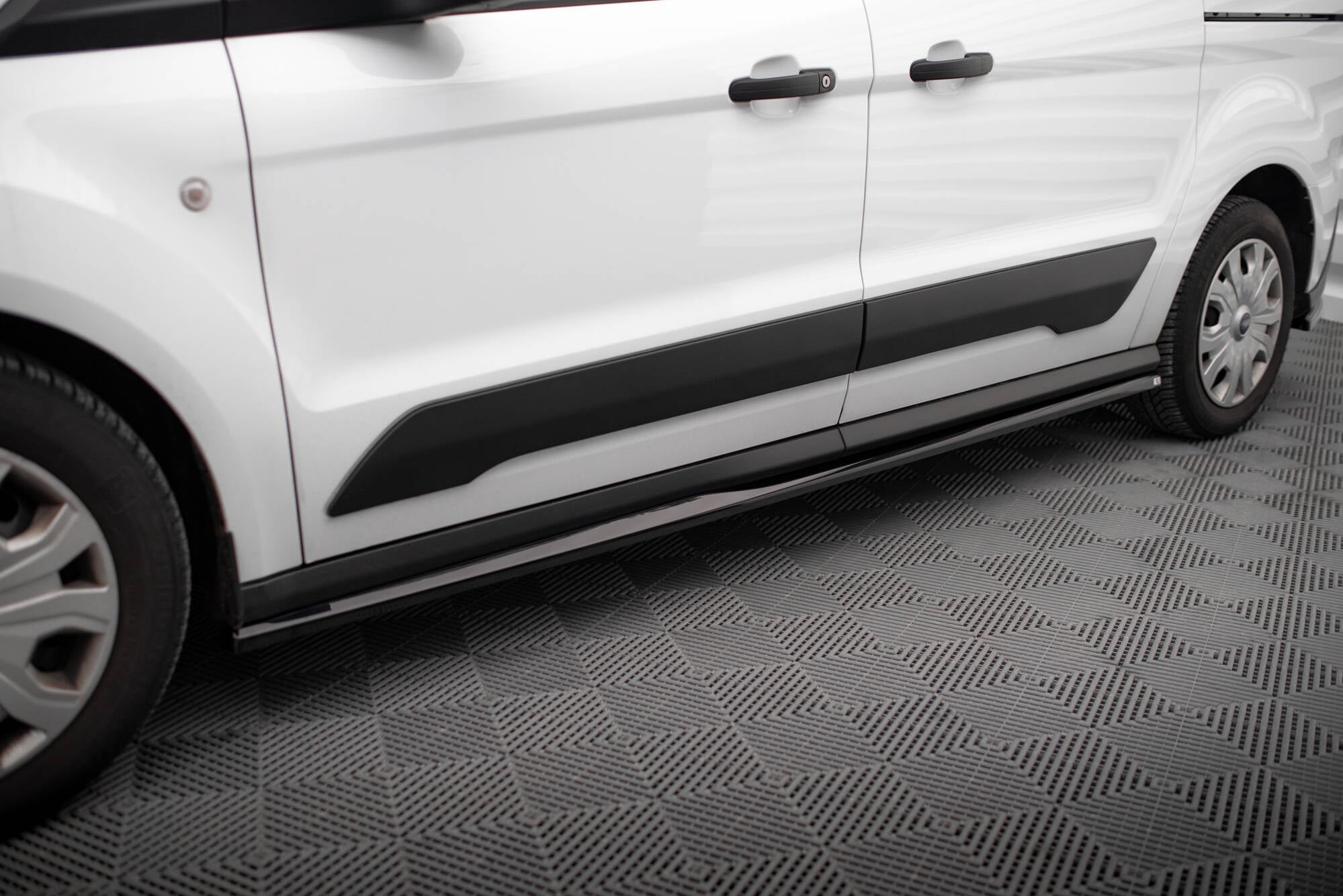 Maxton Design Street+ Seitenschweller Leisten passend für Ford Transit Connect L2 Mk2 Facelift schwarz Hochglanz
