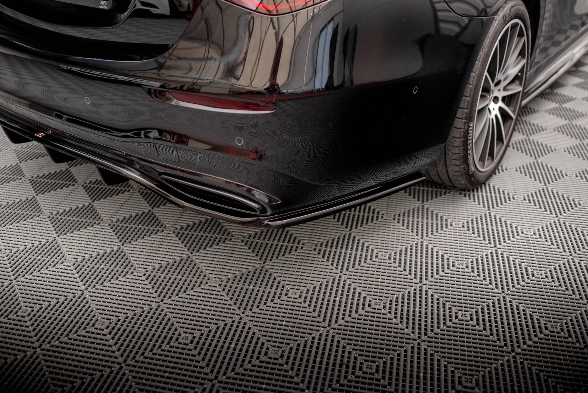 Maxton Design Street+ Mittlerer Diffusor RACE passend für Mercedes-Benz S AMG-Line W223 schwarz Hochglanz