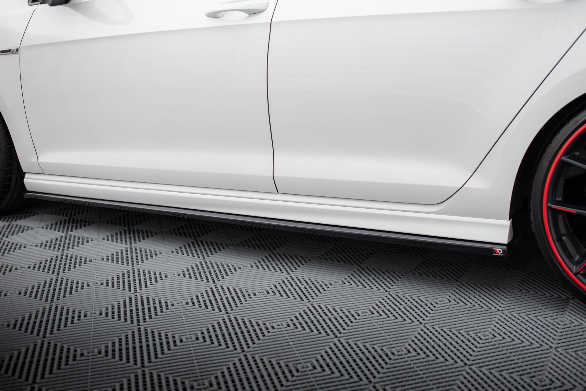 Maxton Design Street+ Seitenschweller Leisten passend für V.3 passend für VW Golf R / R-Line Mk7 schwarz Hochglanz