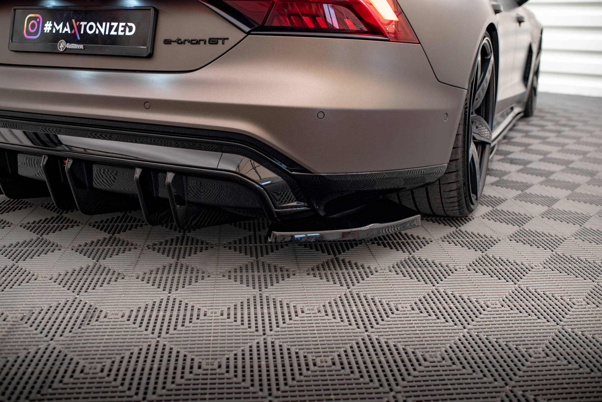 Maxton Design Heck Ansatz Flaps Diffusor V.2 passend für Audi e-Tron GT / RS GT Mk1 schwarz Hochglanz