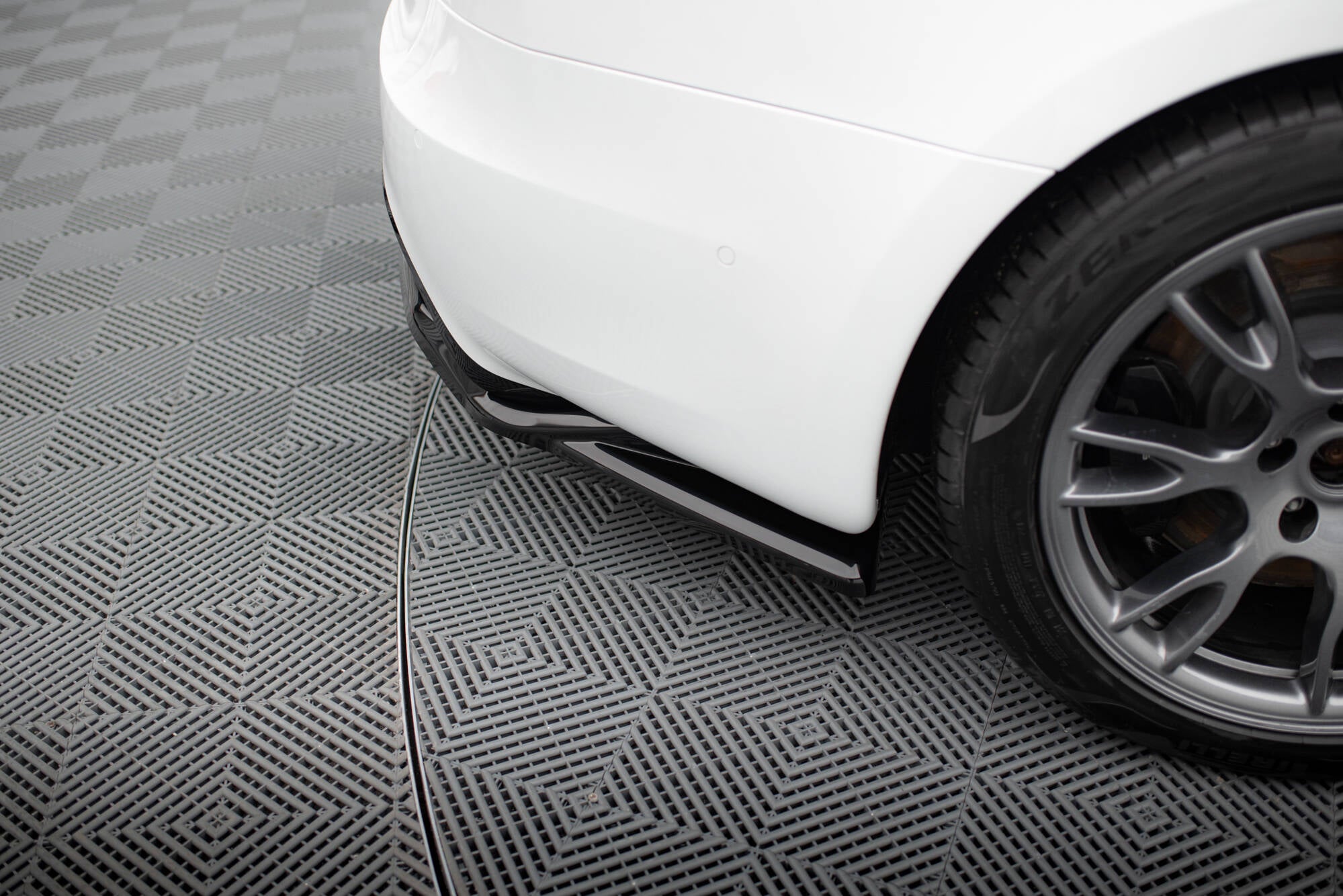 Maxton Design Street+ Mittlerer Diffusor RACE V.2 passend für Tesla Model S Plaid Mk1 Facelift schwarz Hochglanz