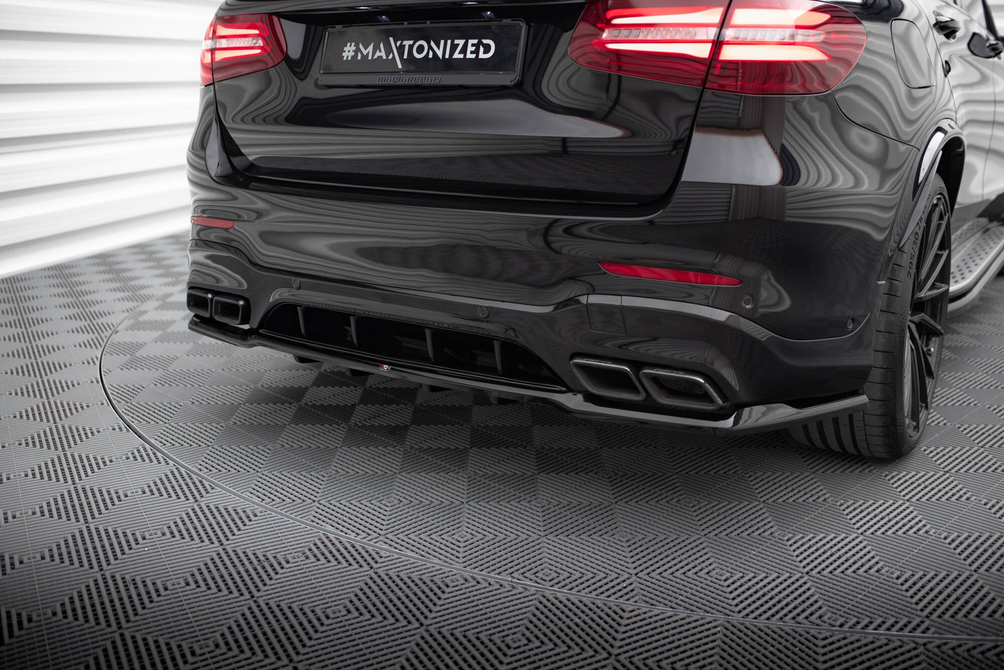 Maxton Design Street+ Mittlerer Diffusor RACE V.2 passend für Mercedes-AMG GLC 63 SUV X253 schwarz Hochglanz