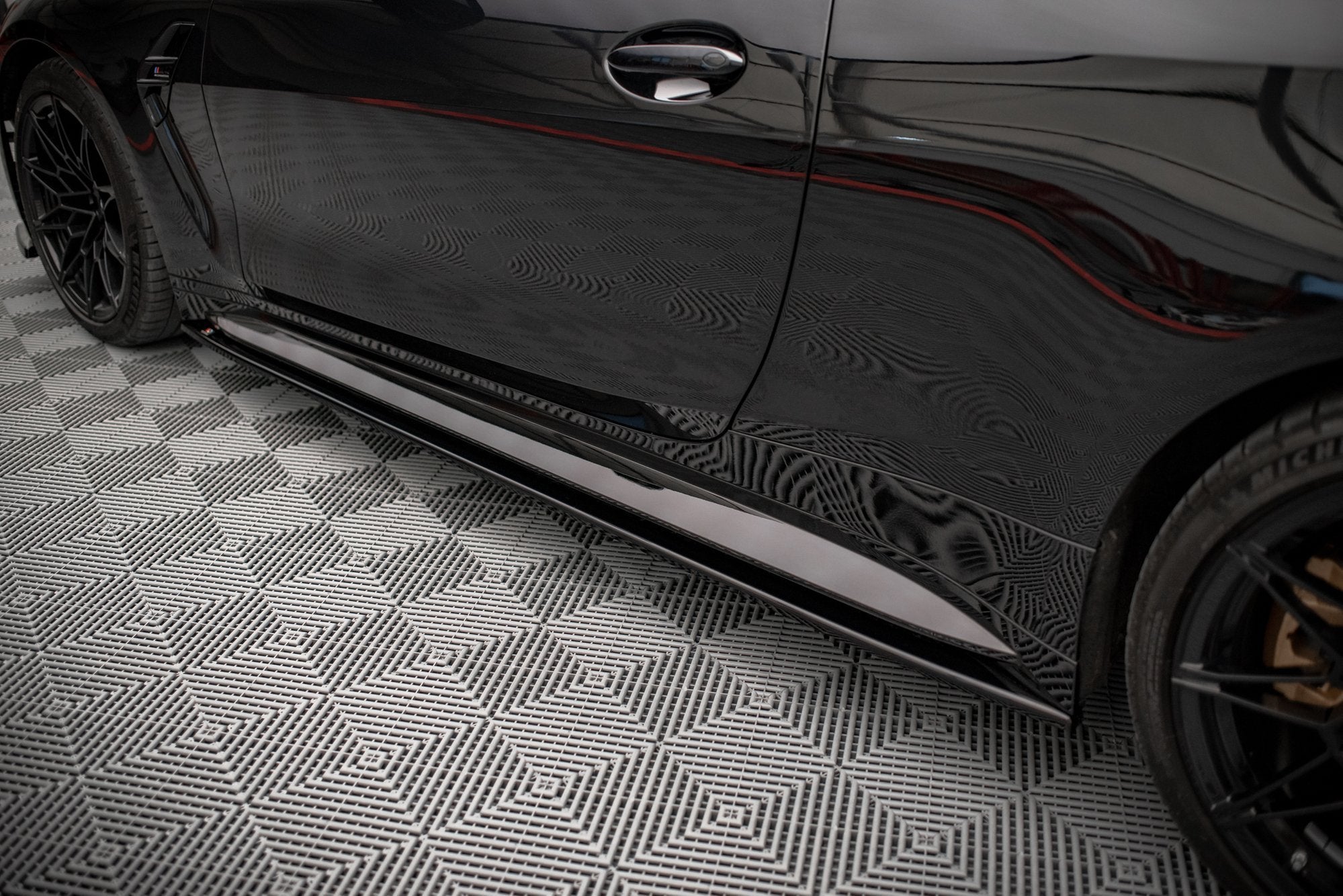 Maxton Design Street+ Seitenschweller Leisten V.2 passend für BMW M4 G82 / G82 Facelift schwarz Hochglanz