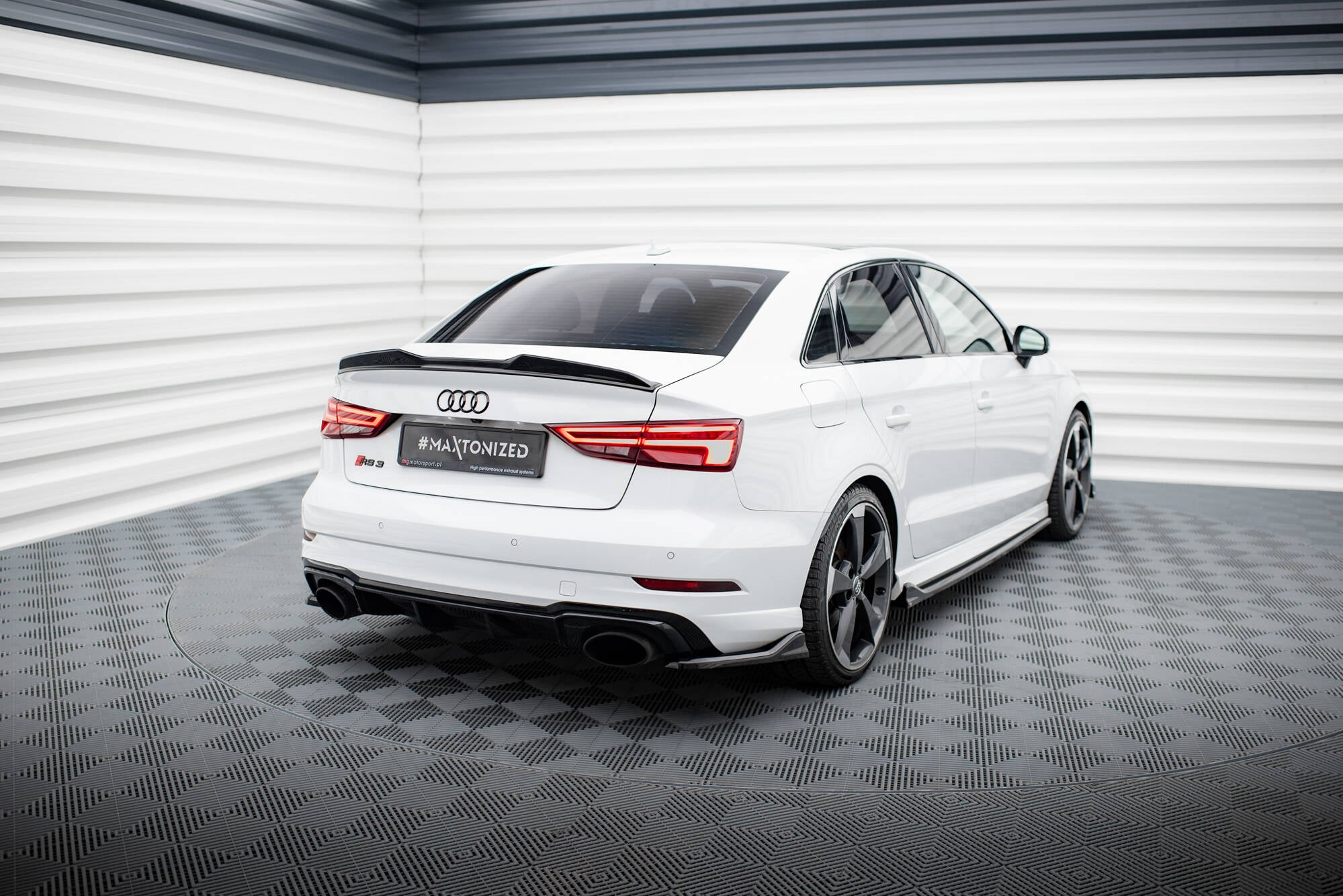 Maxton Design Heck Ansatz Flaps Diffusor V.3 passend für Audi RS3 Limousine 8V Facelift schwarz Hochglanz