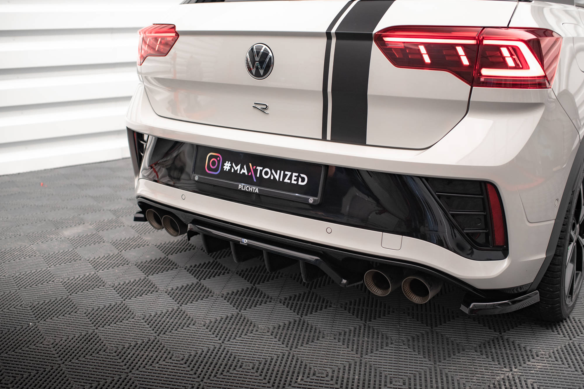 Maxton Design Street+ Mittlerer Diffusor RACE passend für VW T-Roc R / R-Line Mk1 Facelift schwarz Hochglanz