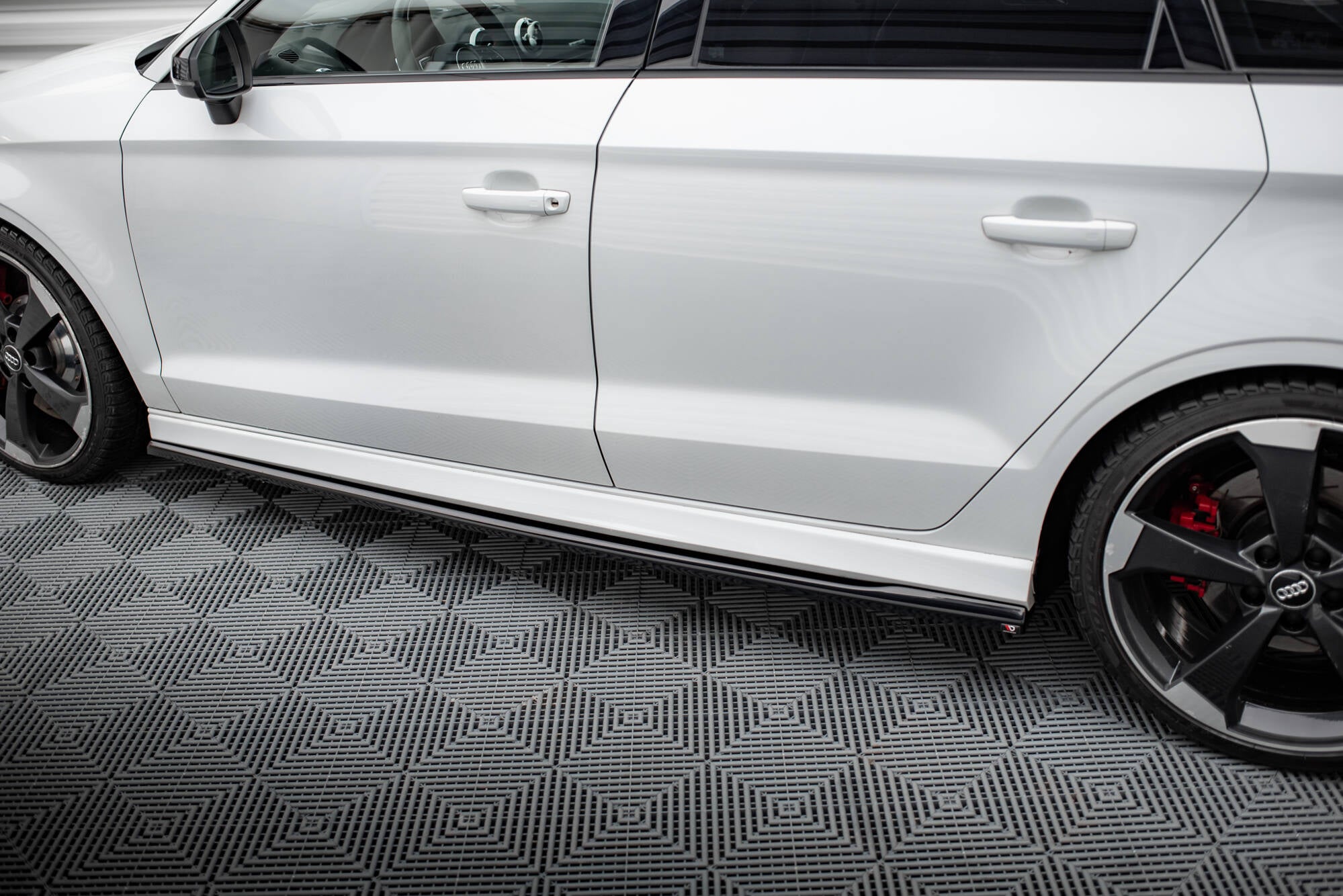 Maxton Design Street+ Seitenschweller Leisten V.2 passend für Audi RS3 Limousine 8V Facelift schwarz Hochglanz