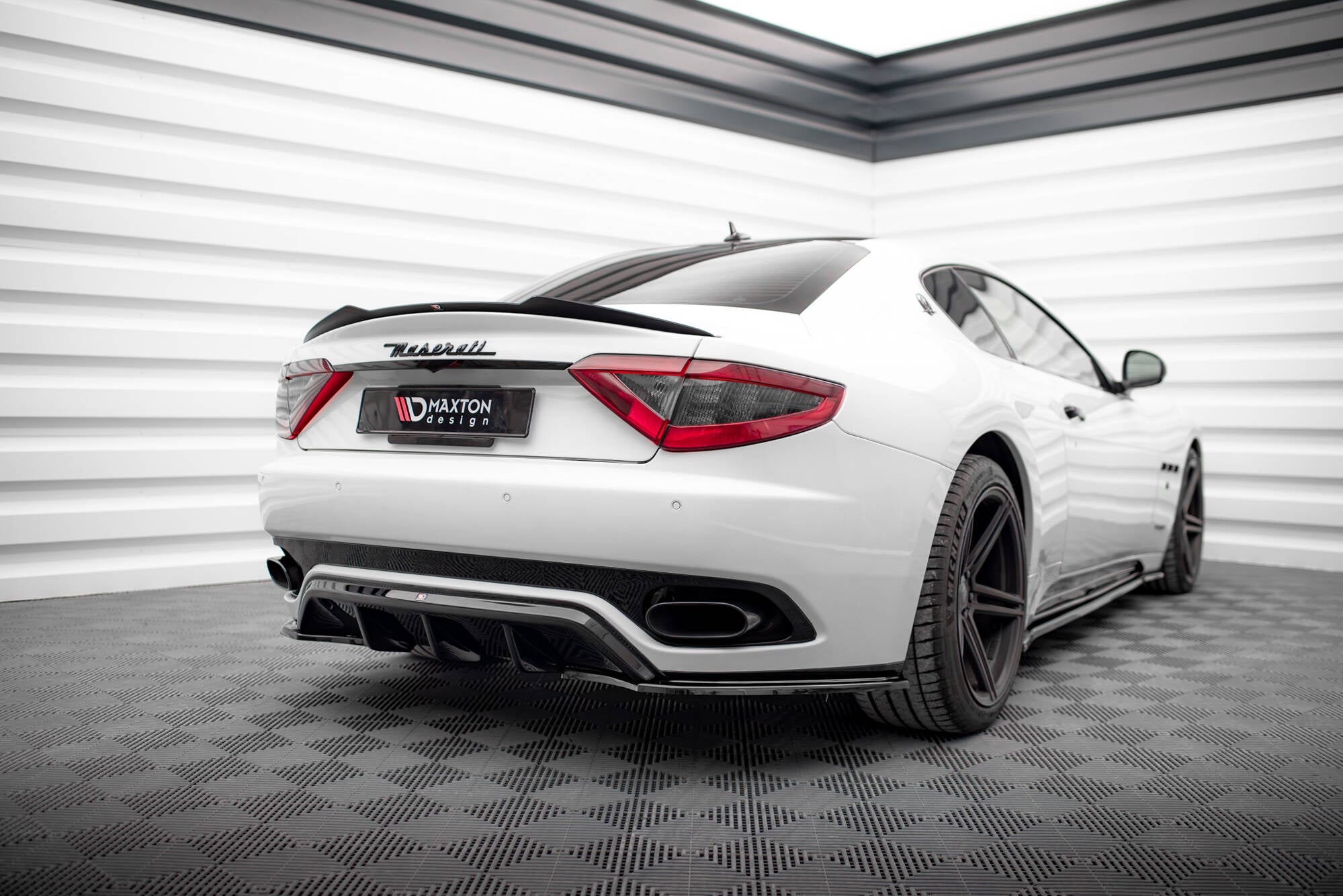 Maxton Design Spoiler CAP passend für Maserati Granturismo S Mk1 schwarz Hochglanz