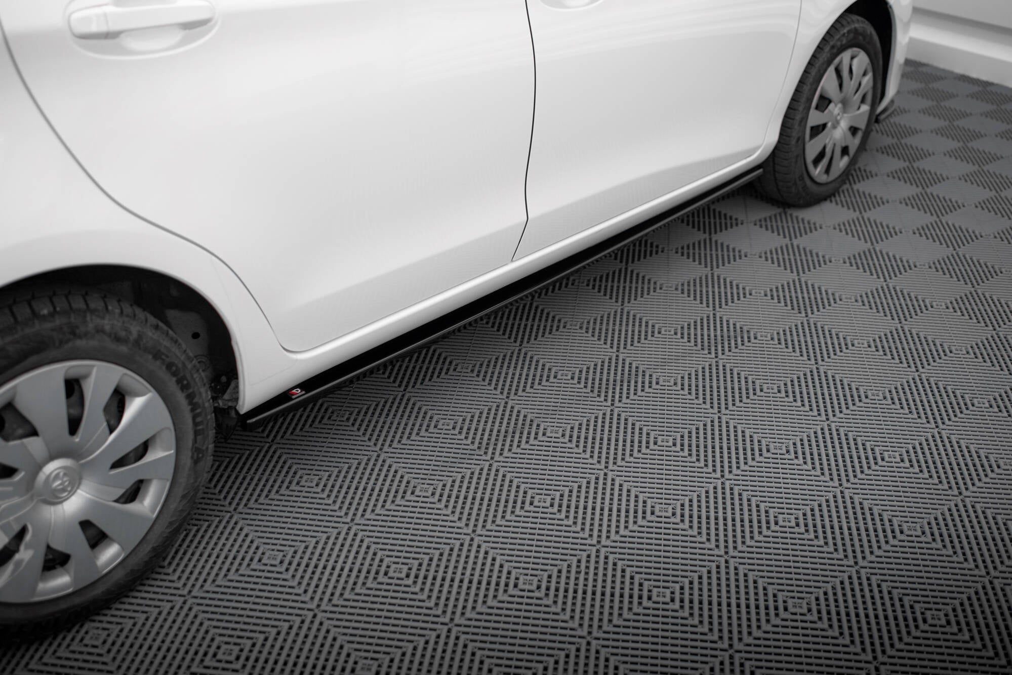 Maxton Design Street+ Seitenschweller Leisten passend für Toyota Yaris Mk3 Facelift schwarz Hochglanz
