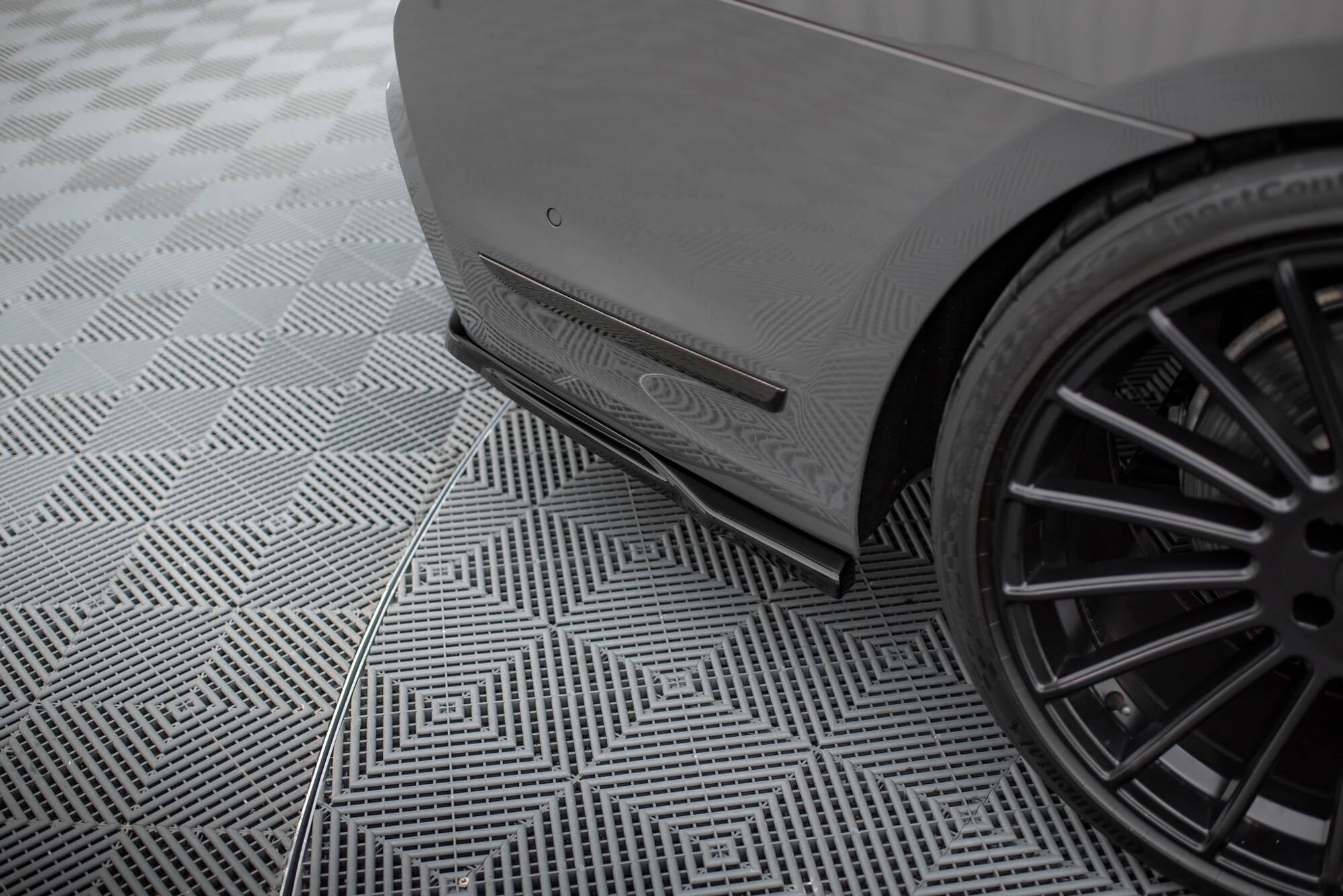 Maxton Design Street+ Mittlerer Diffusor RACE V.2 passend für BMW 7 M-Paket G11 / G12 Facelift schwarz Hochglanz