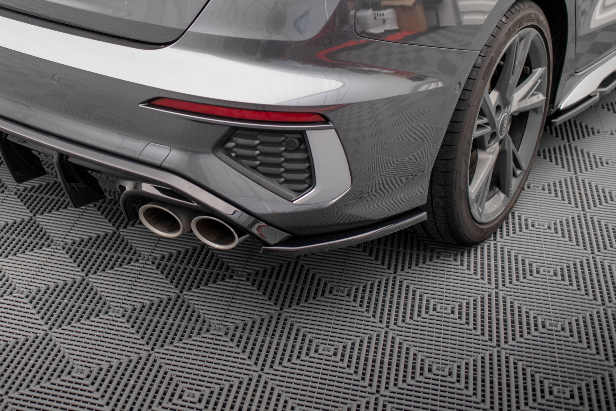 Maxton Design Heck Ansatz Flaps Diffusor V.2 passend für Audi S3 Limousine 8Y schwarz Hochglanz