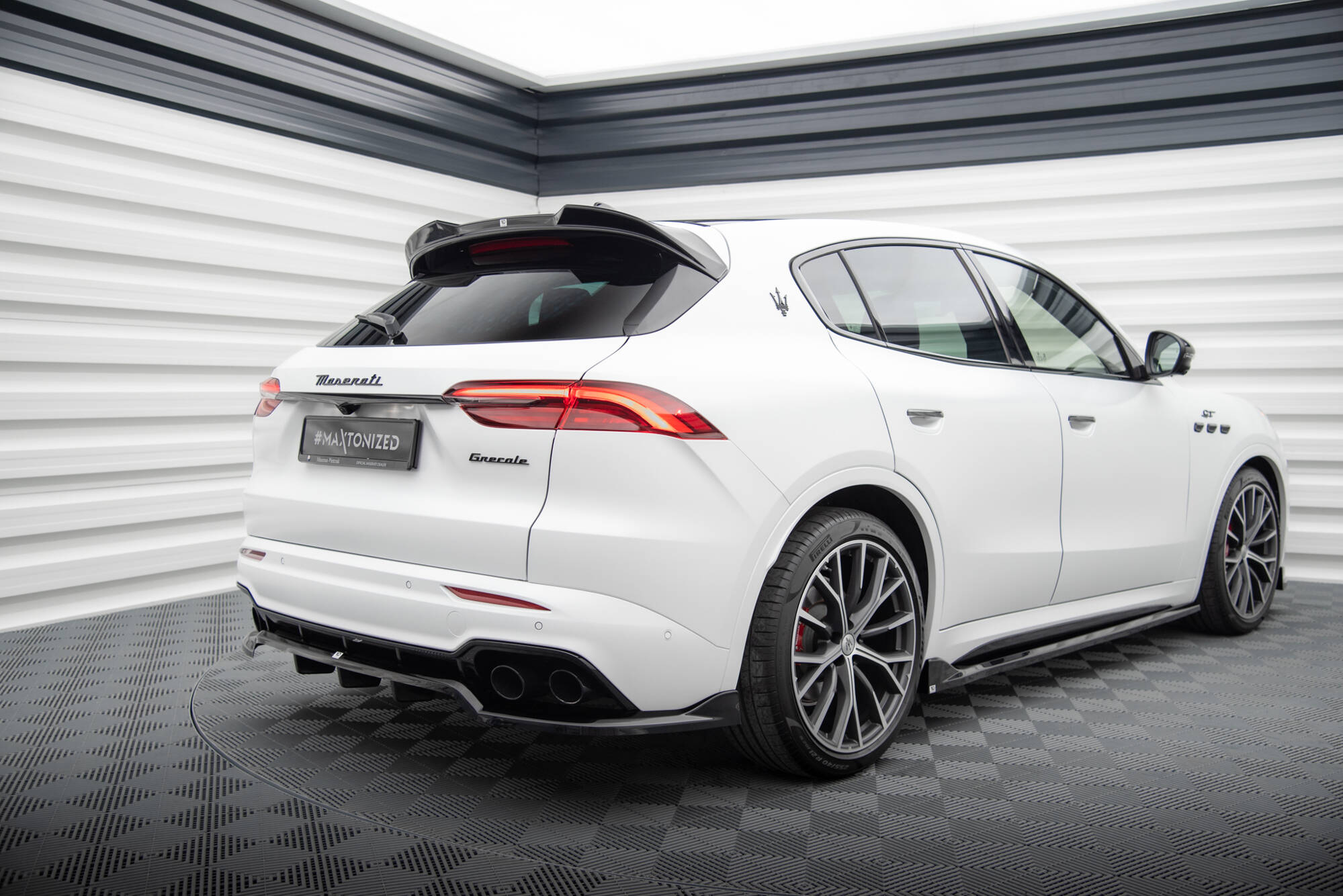Maxton Design Street+ Mittlerer Diffusor RACE passend für Maserati Grecale GT / Modena Mk1 schwarz Hochglanz