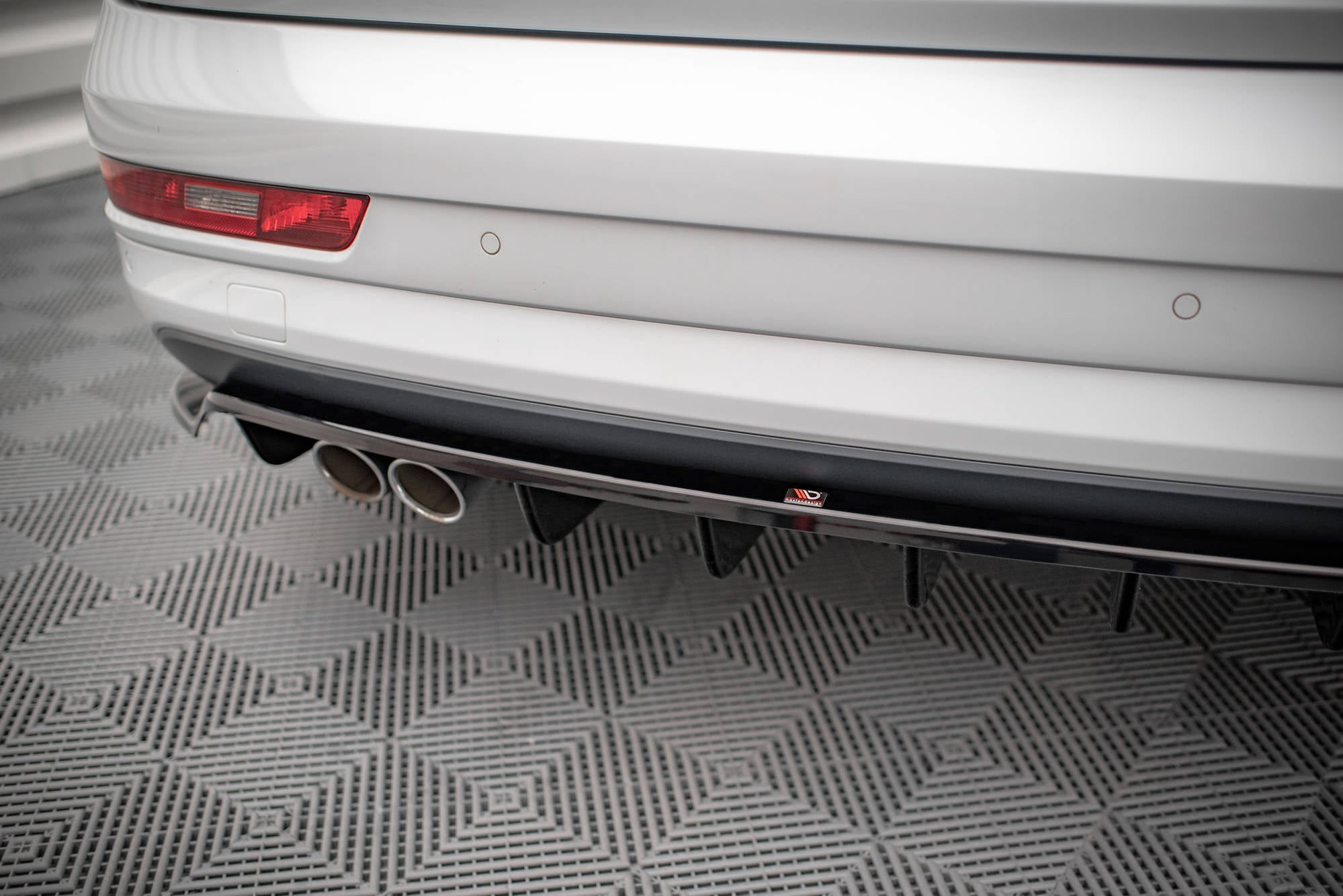 Maxton Design Street+ Mittlerer Diffusor RACE passend für Audi Q3 Sport 8U Facelift schwarz Hochglanz