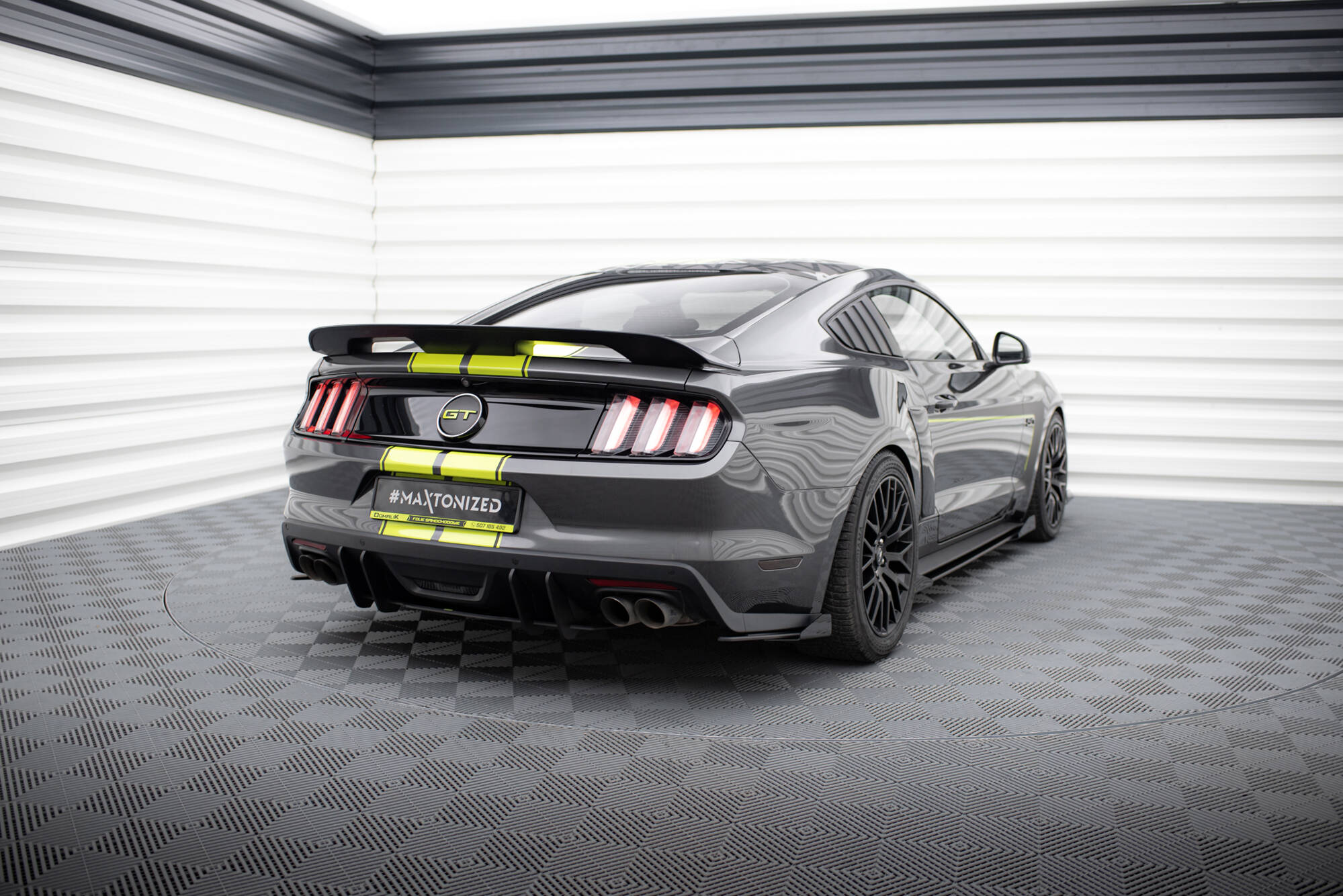 Maxton Design Hintere Seiten Flaps passend für Ford Mustang GT Mk6 schwarz Hochglanz