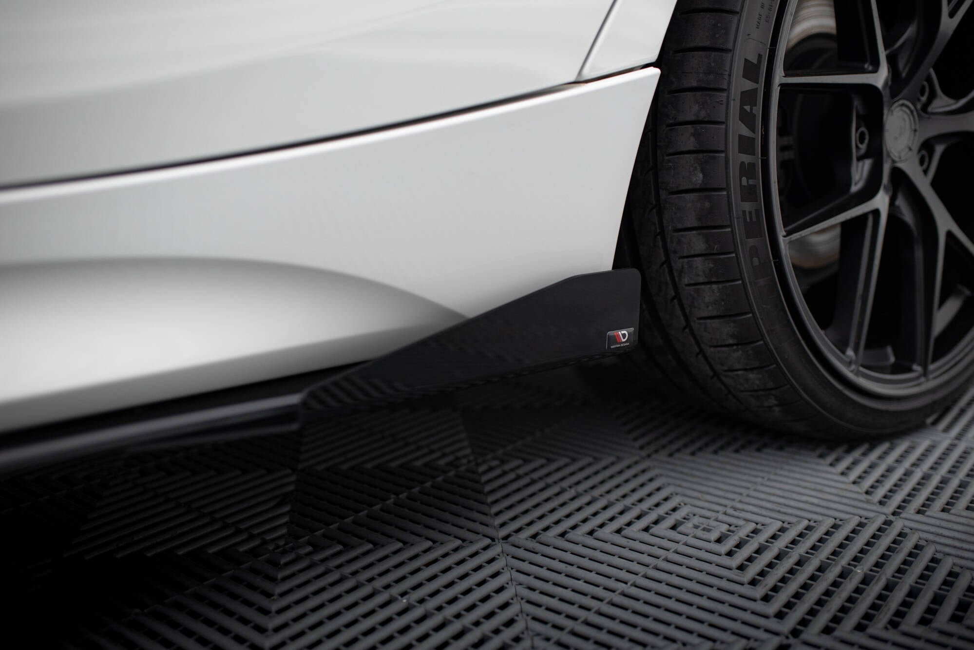 Maxton Design Street Pro Street+ Seitenschweller Leisten V.2 passend für + Flaps passend für BMW 1er F20 M135i / M140i / M-Paket schwarz Hochglanz