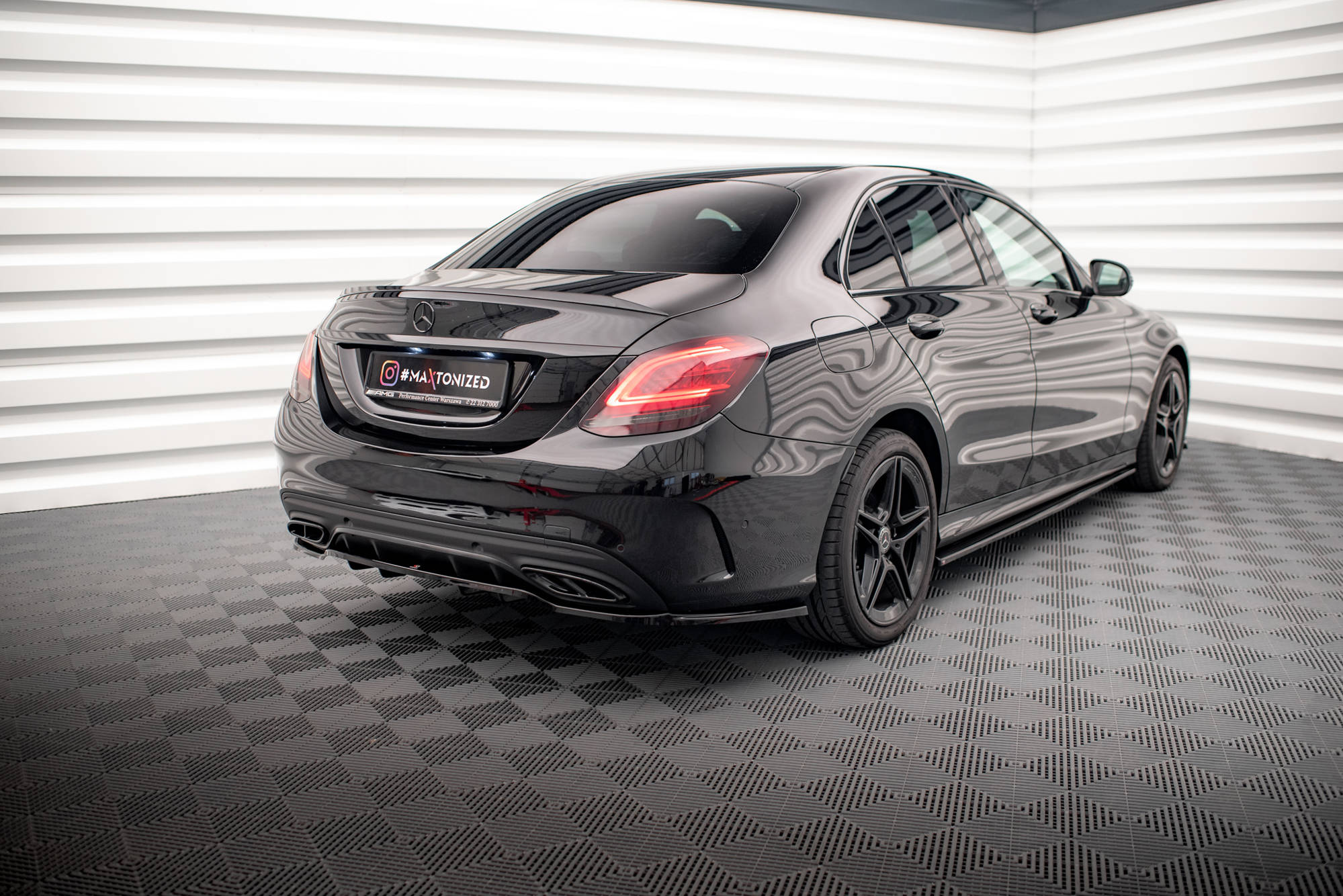 Maxton Design Street+ Mittlerer Diffusor RACE passend für Mercedes-Benz C AMG-Line W205 Facelift schwarz Hochglanz