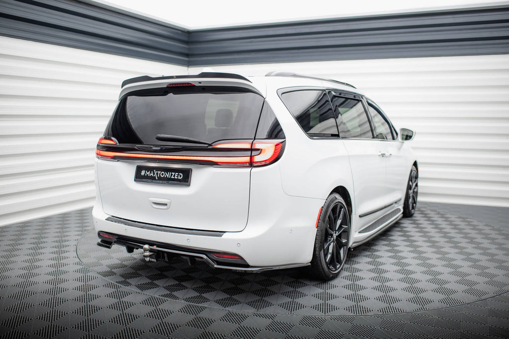 Maxton Design Street+ Mittlerer Diffusor RACE passend für Chrysler Pacifica Mk2 Facelift schwarz Hochglanz