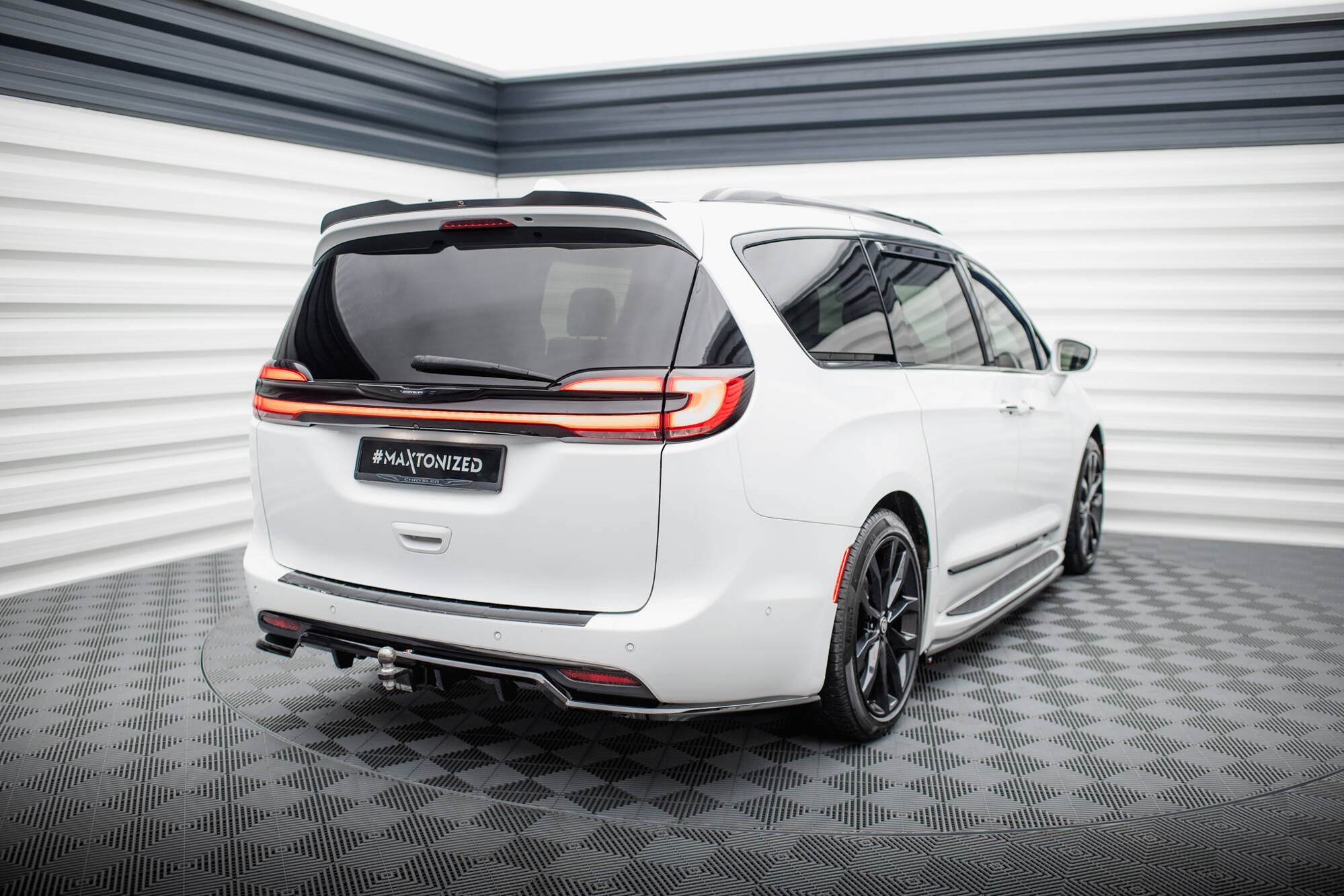 Maxton Design Street+ Mittlerer Diffusor RACE passend für Chrysler Pacifica Mk2 Facelift schwarz Hochglanz