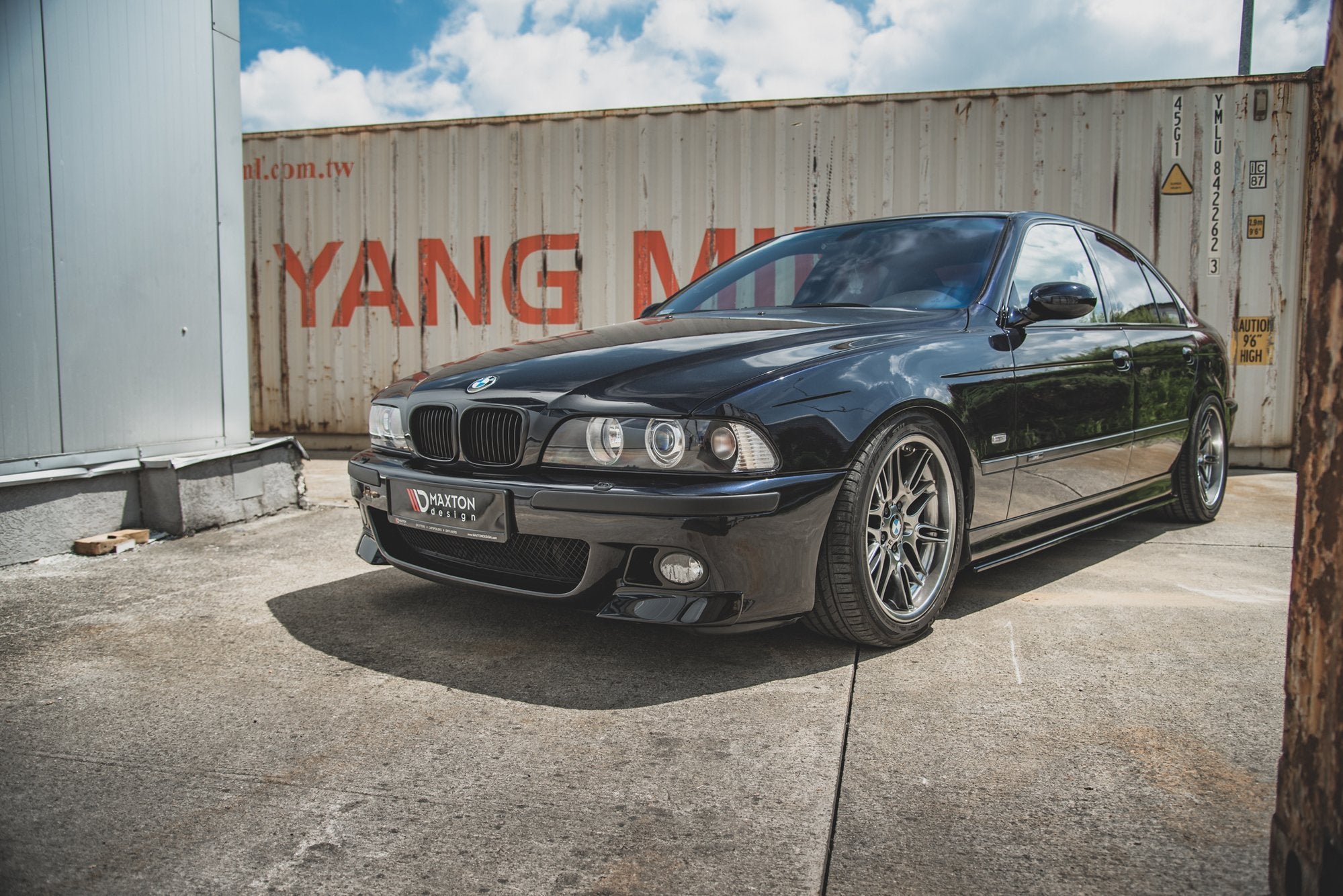 Maxton Design Street+ Spoilerlippe Front Ansatz passend für Seite BMW M5 / 5 M-Paket E39 schwarz Hochglanz