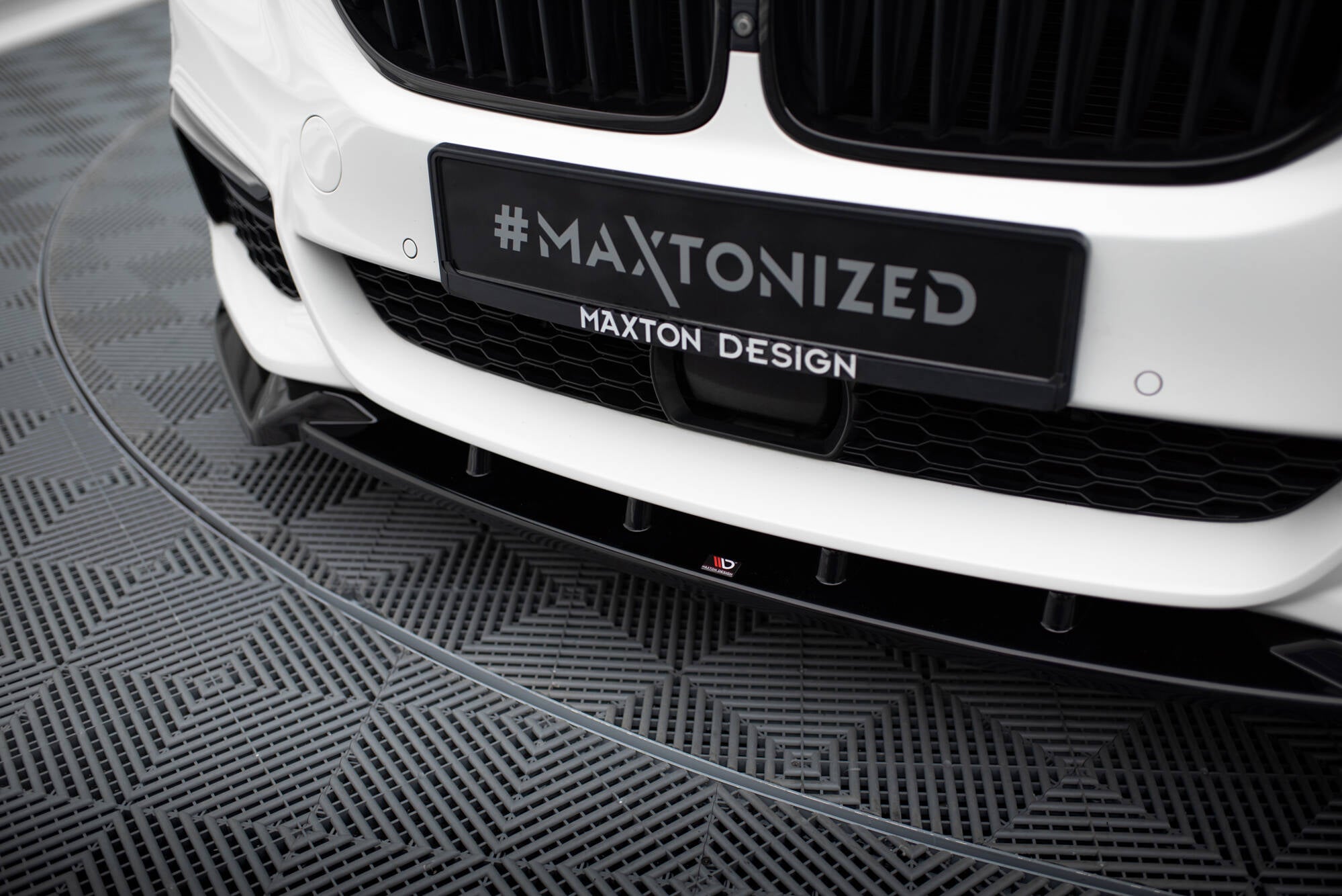 Maxton Design Street+ Spoilerlippe Front Ansatz V.4 passend für BMW 5er M-Paket / M550d / M550i G30/ G31 M-Paket schwarz Hochglanz