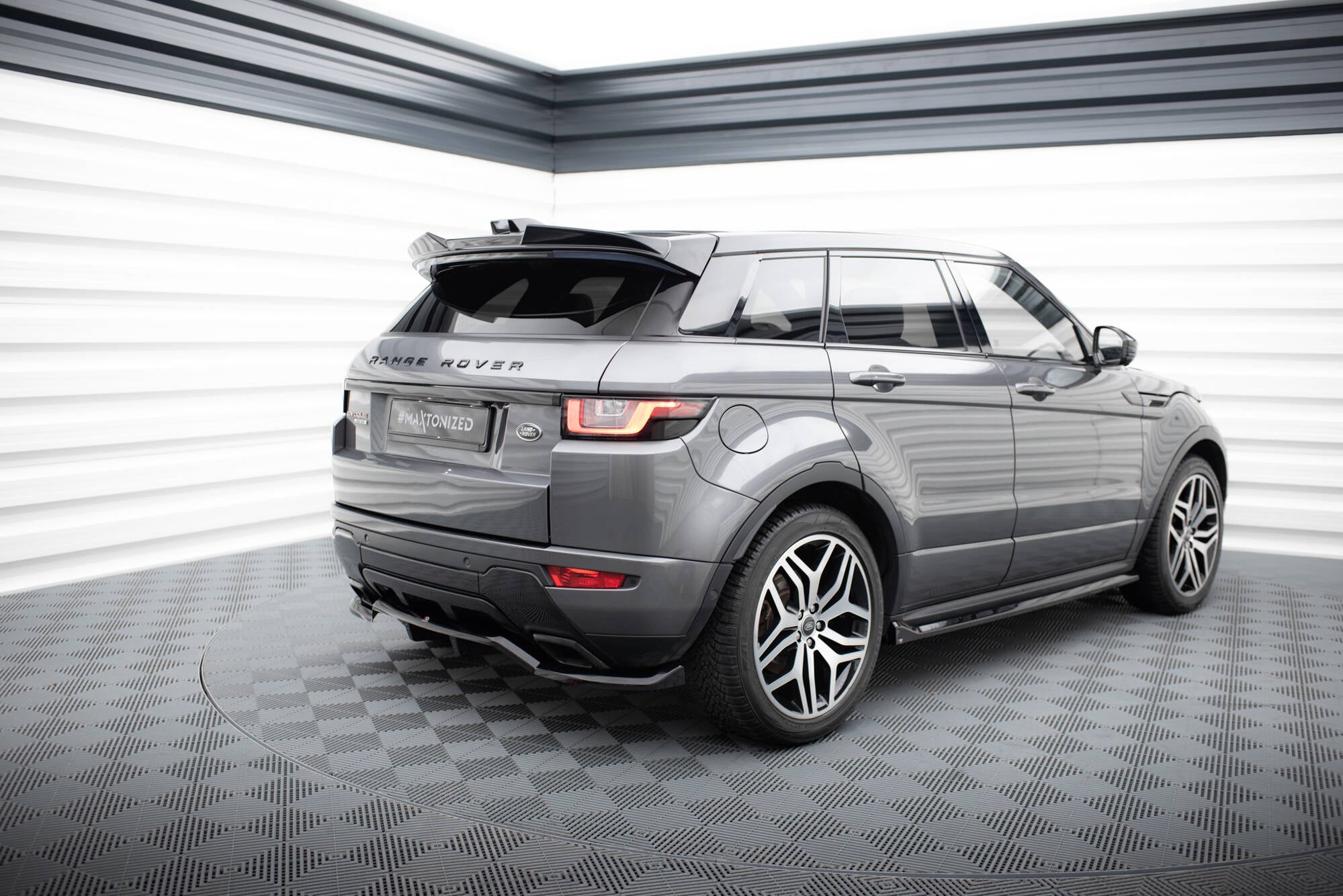 Maxton Design Street+ Mittlerer Diffusor RACE passend für Land Rover Range Rover Evoque HSE Dynamic Mk1 Facelift schwarz Hochglanz