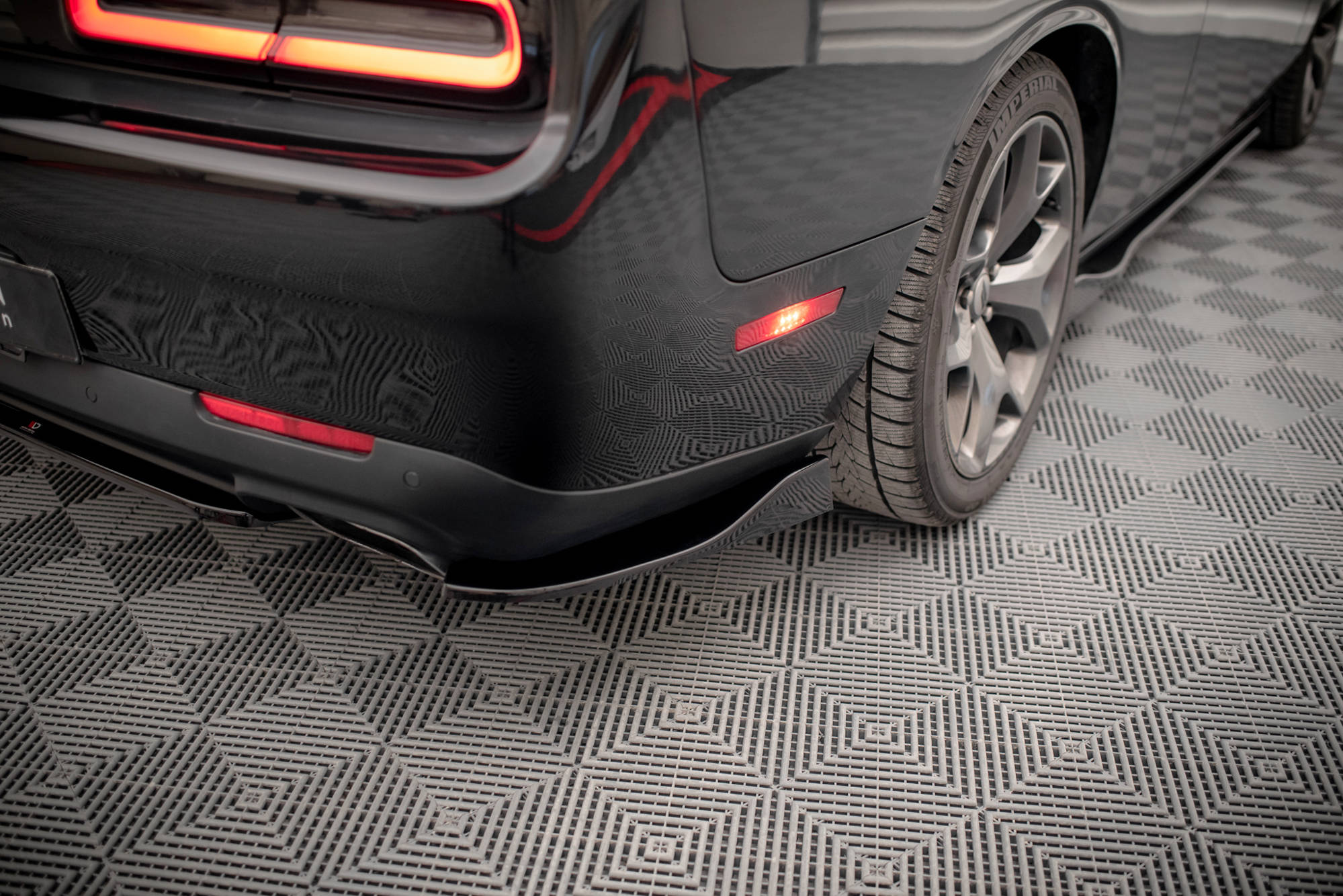 Maxton Design Heck Ansatz Flaps Diffusor passend für Dodge Challenger GT Mk3 Facelift schwarz Hochglanz
