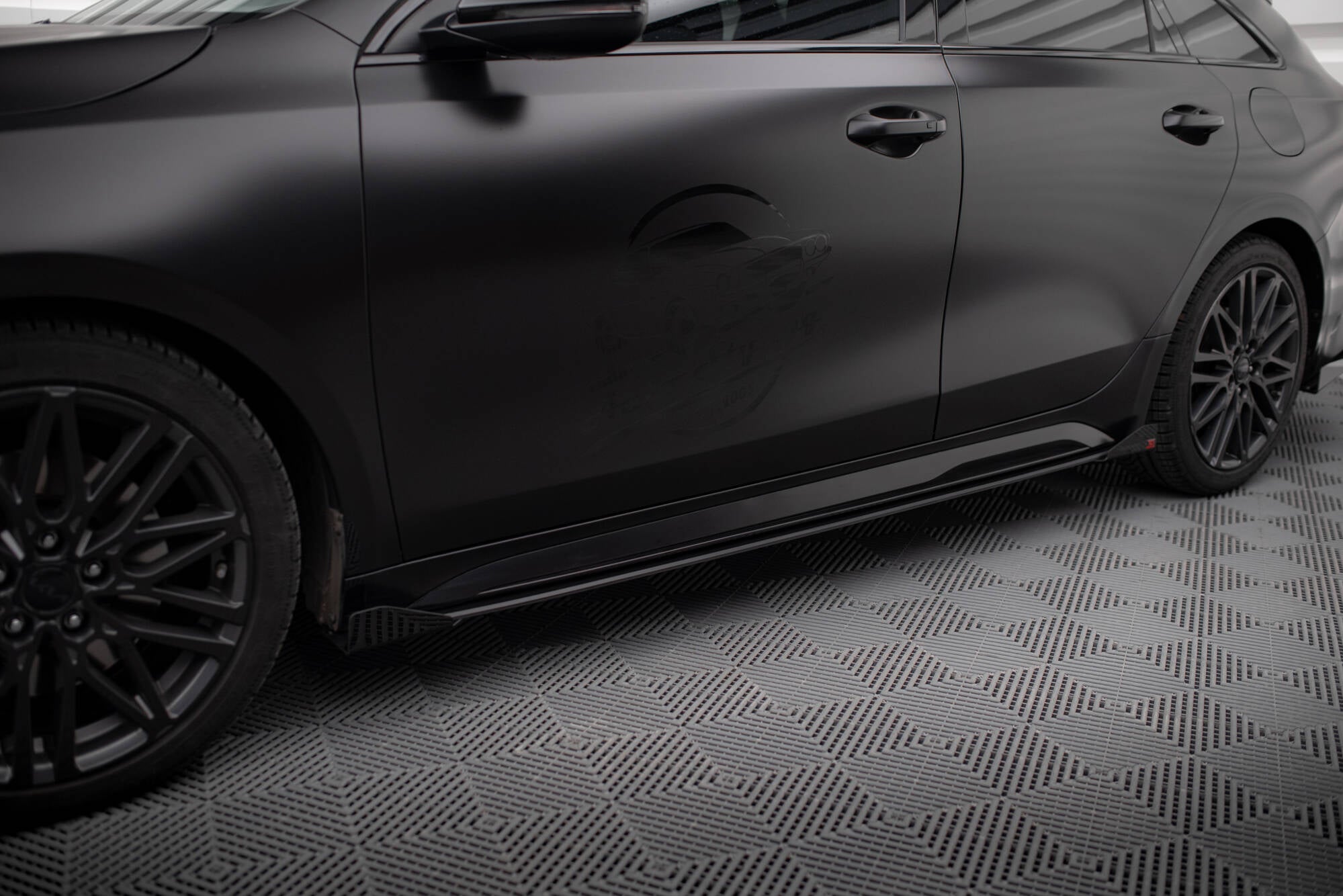 Maxton Design Street Pro Street+ Seitenschweller Leisten + Flaps passend für Kia Proceed GT / GT-Line Mk1 Facelift / Ceed GT Mk3 Facelift schwarz Hochglanz