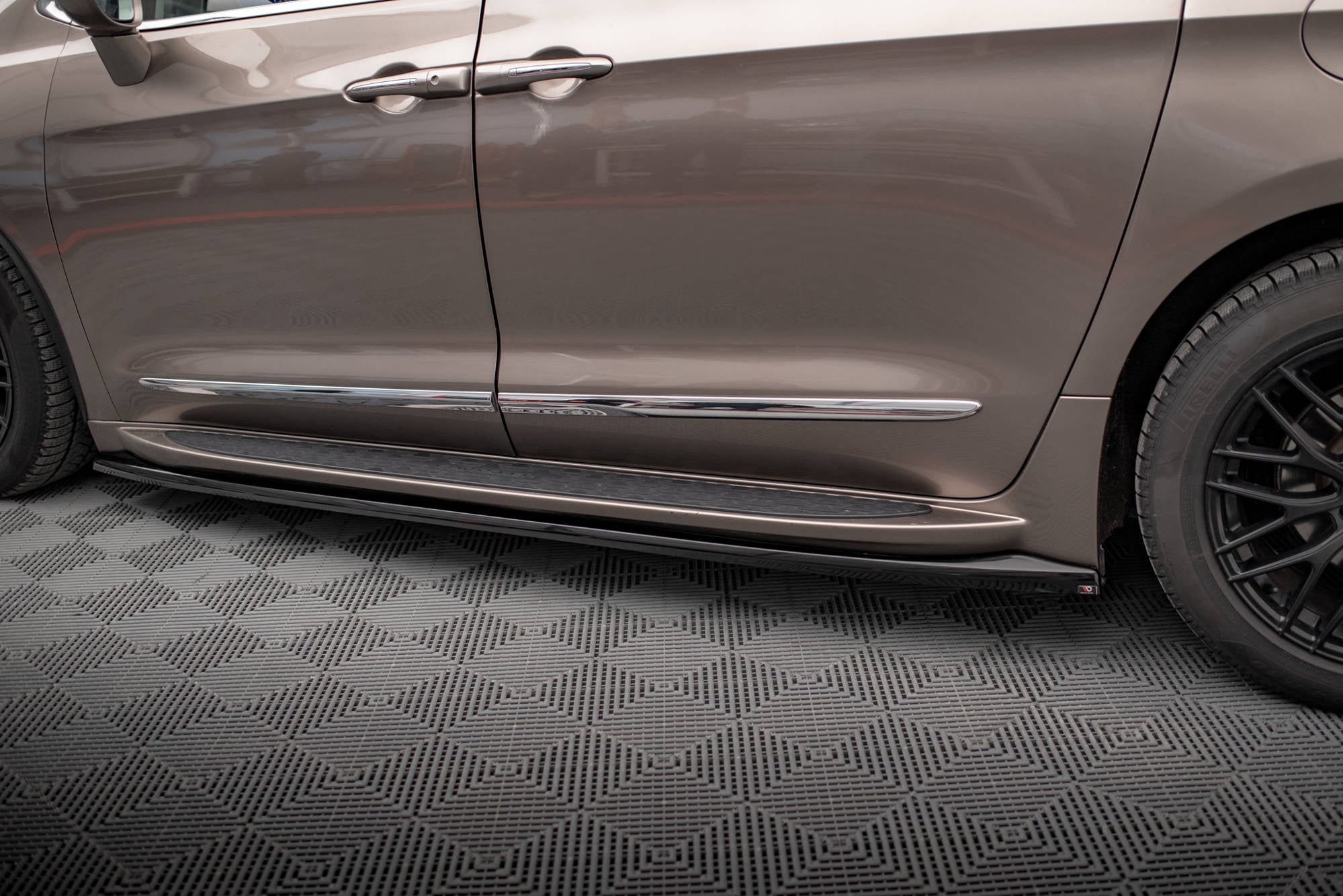 Maxton Design Street+ Seitenschweller Leisten passend für V.1 passend für Chrysler Pacifica Mk2 schwarz Hochglanz