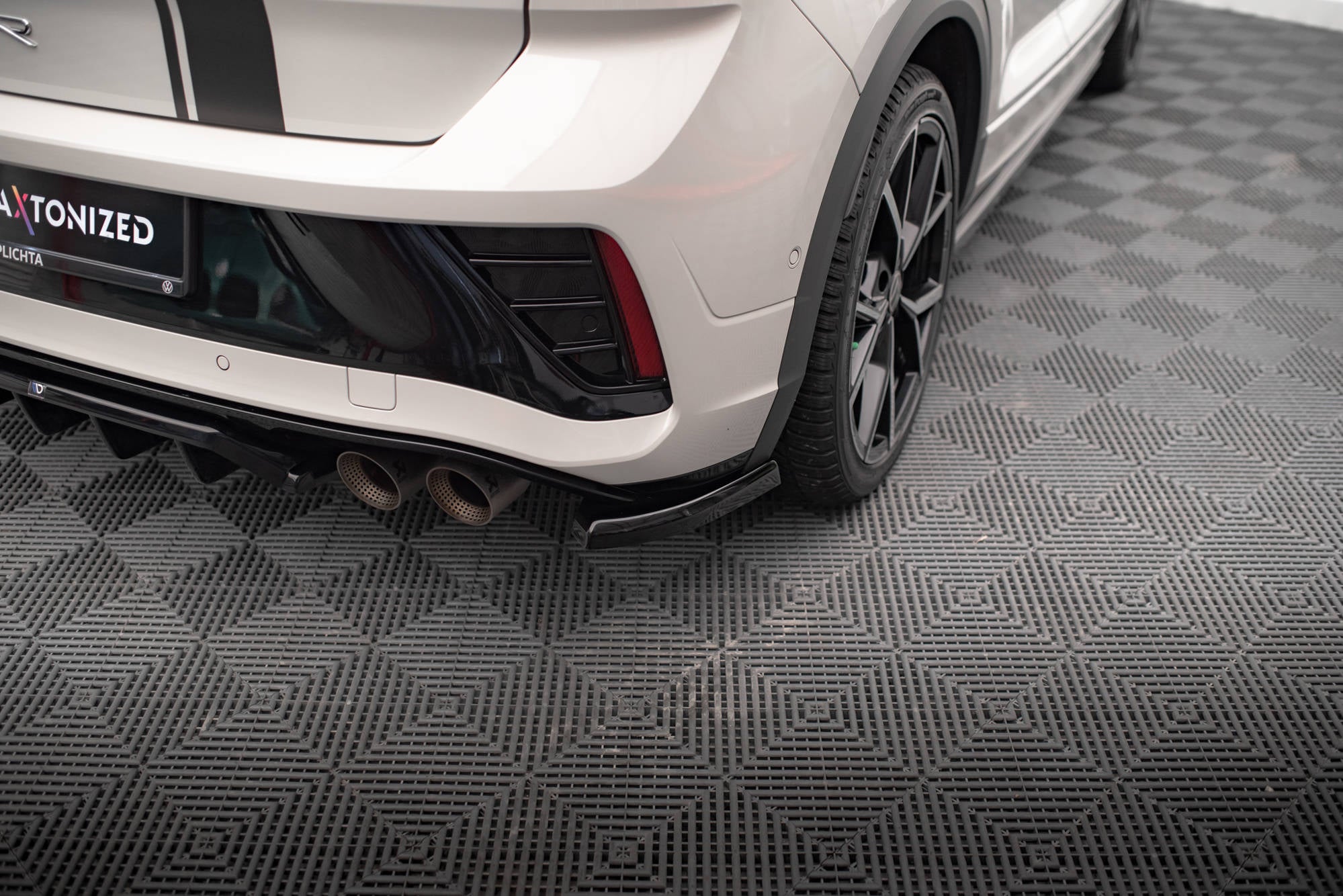 Maxton Design Heck Ansatz Flaps Diffusor passend für VW T-Roc R / R-Line Mk1 Facelift schwarz Hochglanz