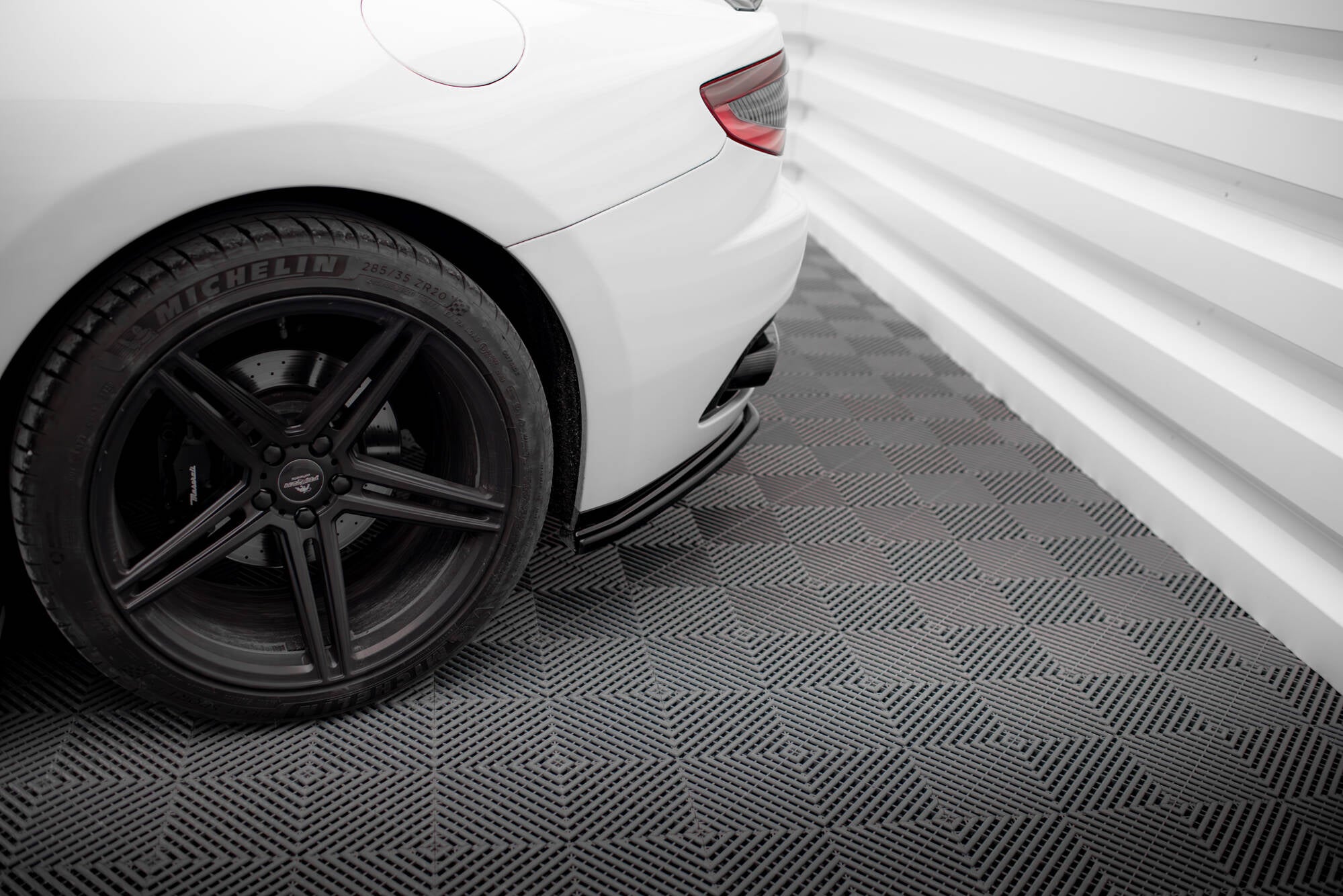 Maxton Design Heck Ansatz Flaps Diffusor V.2 passend für Maserati Granturismo Mk1 schwarz Hochglanz