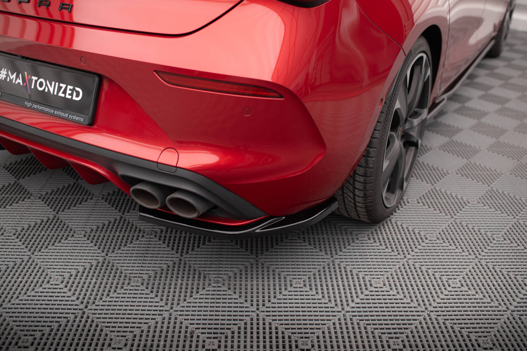 Maxton Design Heck Ansatz Flaps Diffusor V.1 passend für Cupra Leon Hatchback Mk1 schwarz Hochglanz