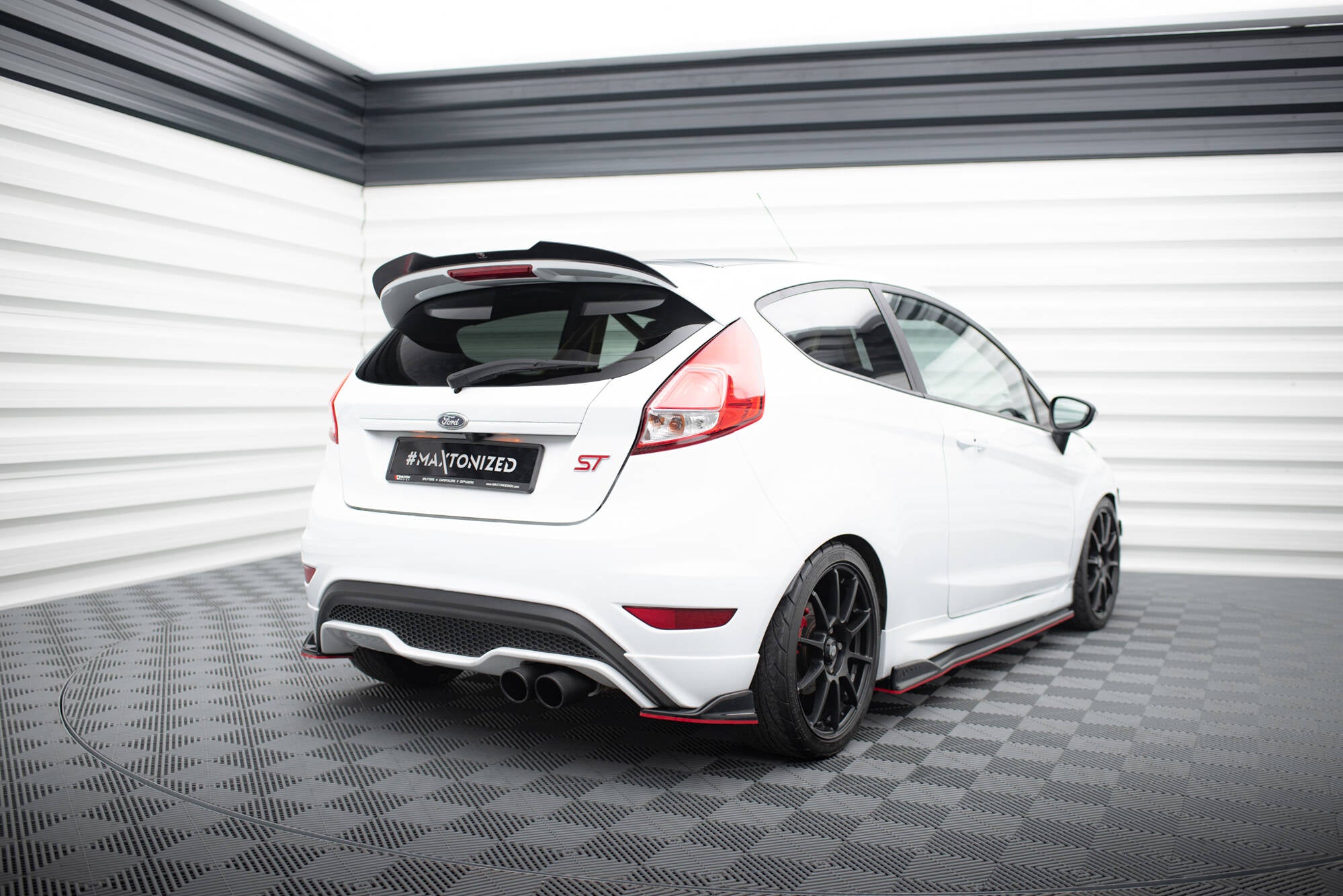Maxton Design Heck Ansatz Flaps Diffusor V.2 passend für Ford Fiesta ST Mk7 Facelift schwarz Hochglanz