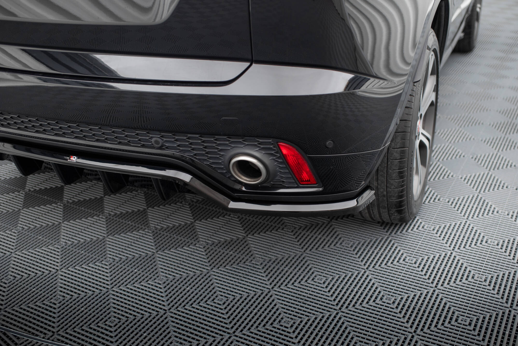 Maxton Design Street+ Mittlerer Diffusor RACE passend für Jaguar E-Pace R-Dynamic Mk1 schwarz Hochglanz