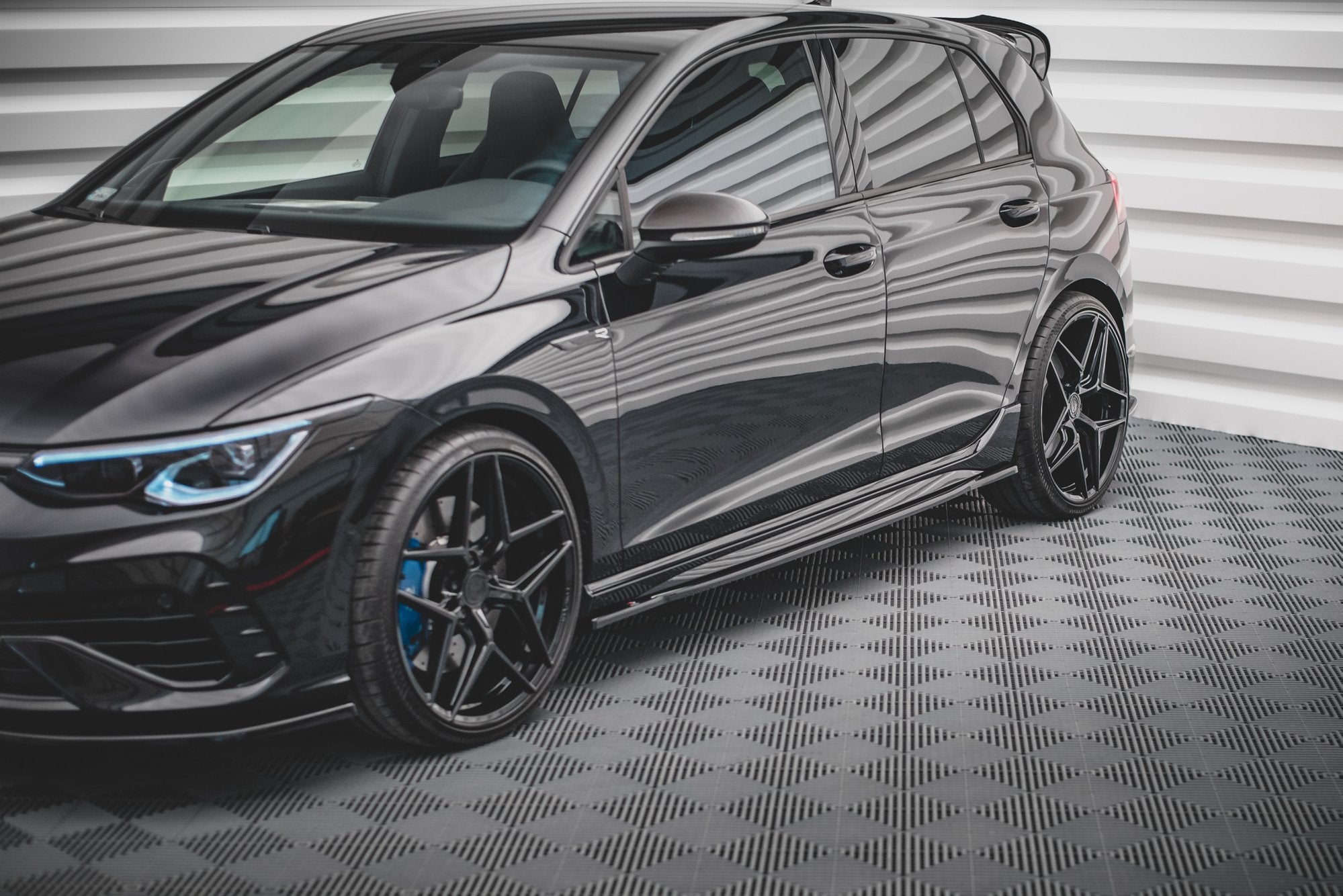 Maxton Design Street+ Seitenschweller Leisten passend für V.1 passend für VW Golf R Hatchback Mk8 Facelift schwarz Hochglanz
