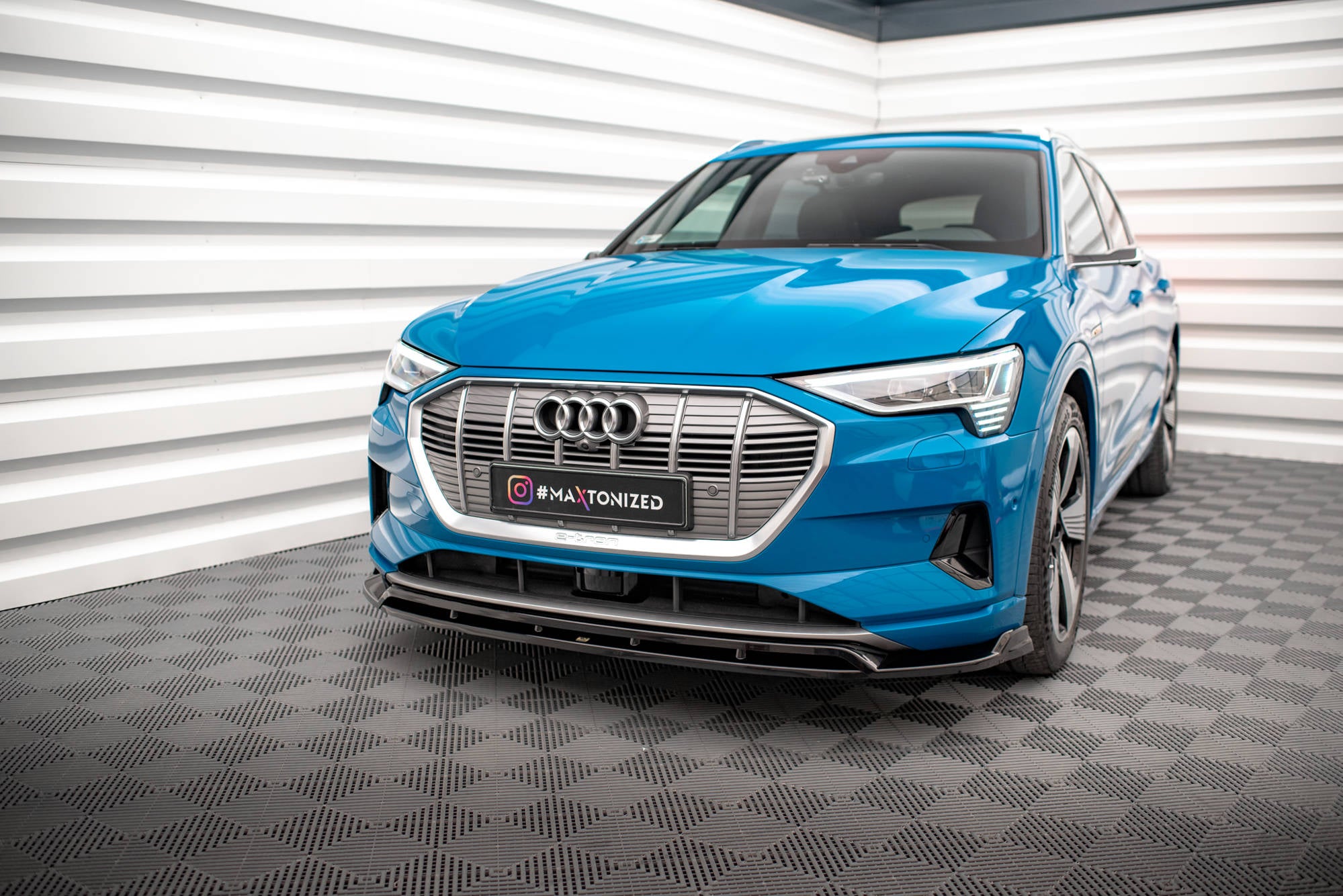Maxton Design Street+ Spoilerlippe Front Ansatz V.2 passend für Audi e-tron schwarz Hochglanz