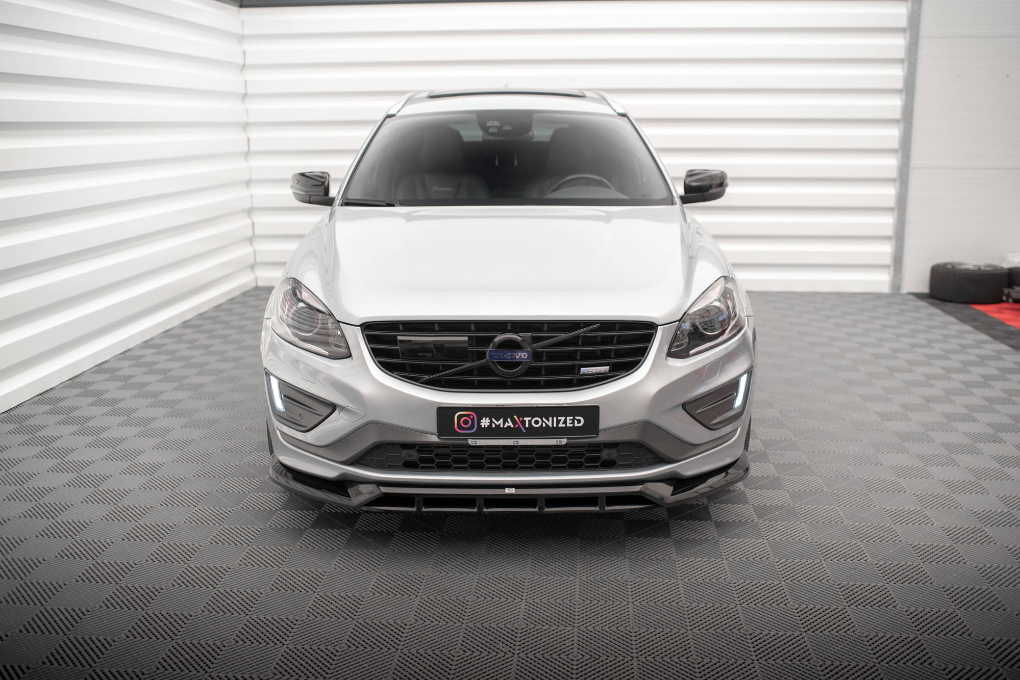 Maxton Design Street+ Spoilerlippe Front Ansatz passend für Volvo XC60 R-Design Mk1 Facelift schwarz Hochglanz