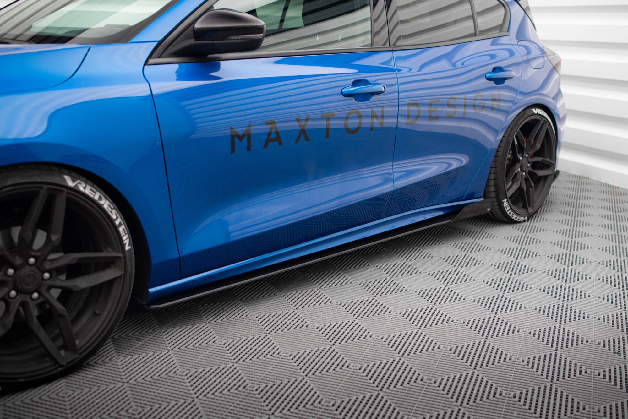 Maxton Design Street Pro Street+ Seitenschweller Leisten + Flaps passend für Ford Focus ST / ST-Line Mk4 schwarz Hochglanz