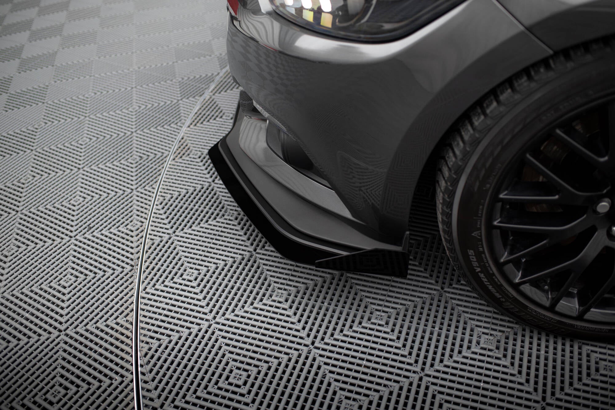 Maxton Design Street Pro Street+ Spoilerlippe Front Ansatz + Flaps passend für Ford Mustang GT Mk6 schwarz Hochglanz