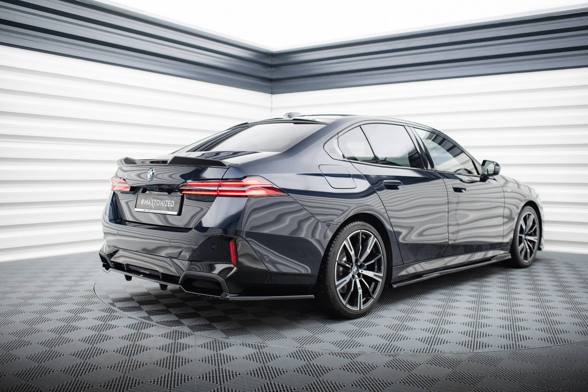 Maxton Design Street+ Mittlerer Diffusor RACE V.2 passend für BMW 5er / i5 M-Paket Limousine / Touring G60 / G61 schwarz Hochglanz