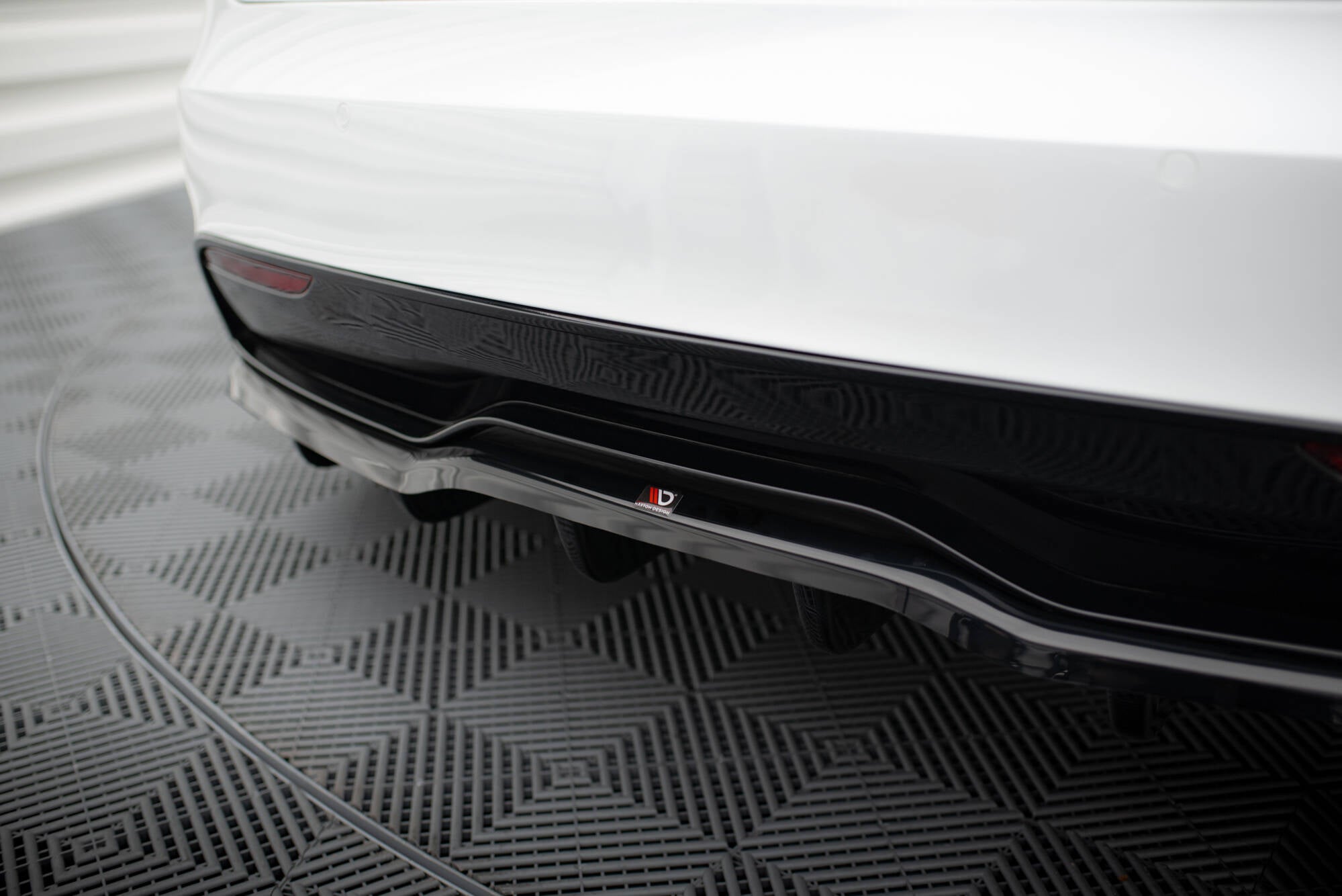 Maxton Design Street+ Mittlerer Diffusor RACE passend für V.1 Tesla Model S Plaid Mk1 Facelift schwarz Hochglanz