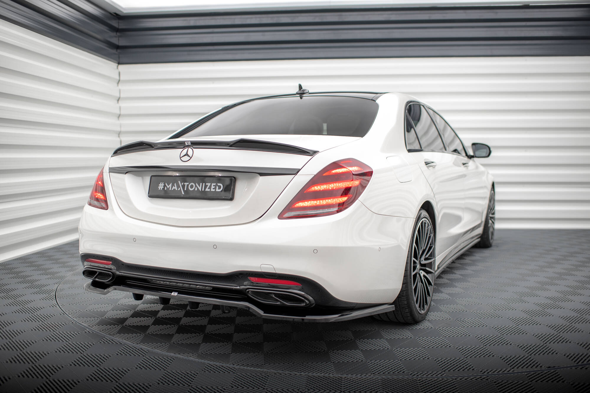 Maxton Design Street+ Mittlerer Diffusor RACE passend für Mercedes-Benz S AMG-Line W222 Facelift schwarz Hochglanz