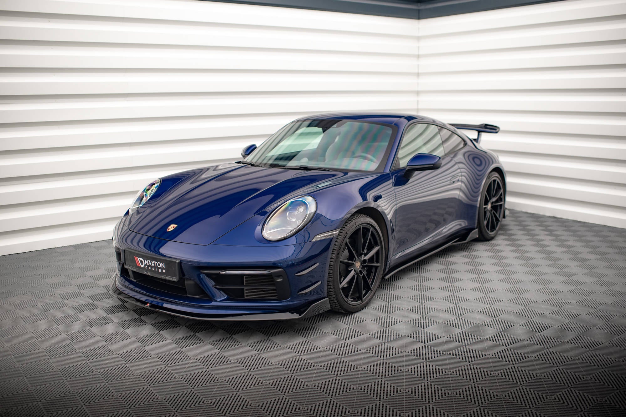 Maxton Design Street+ Spoilerlippe Front Ansatz V.2 passend für Porsche 911 Carrera Aero / Carrera GTS 992 schwarz Hochglanz
