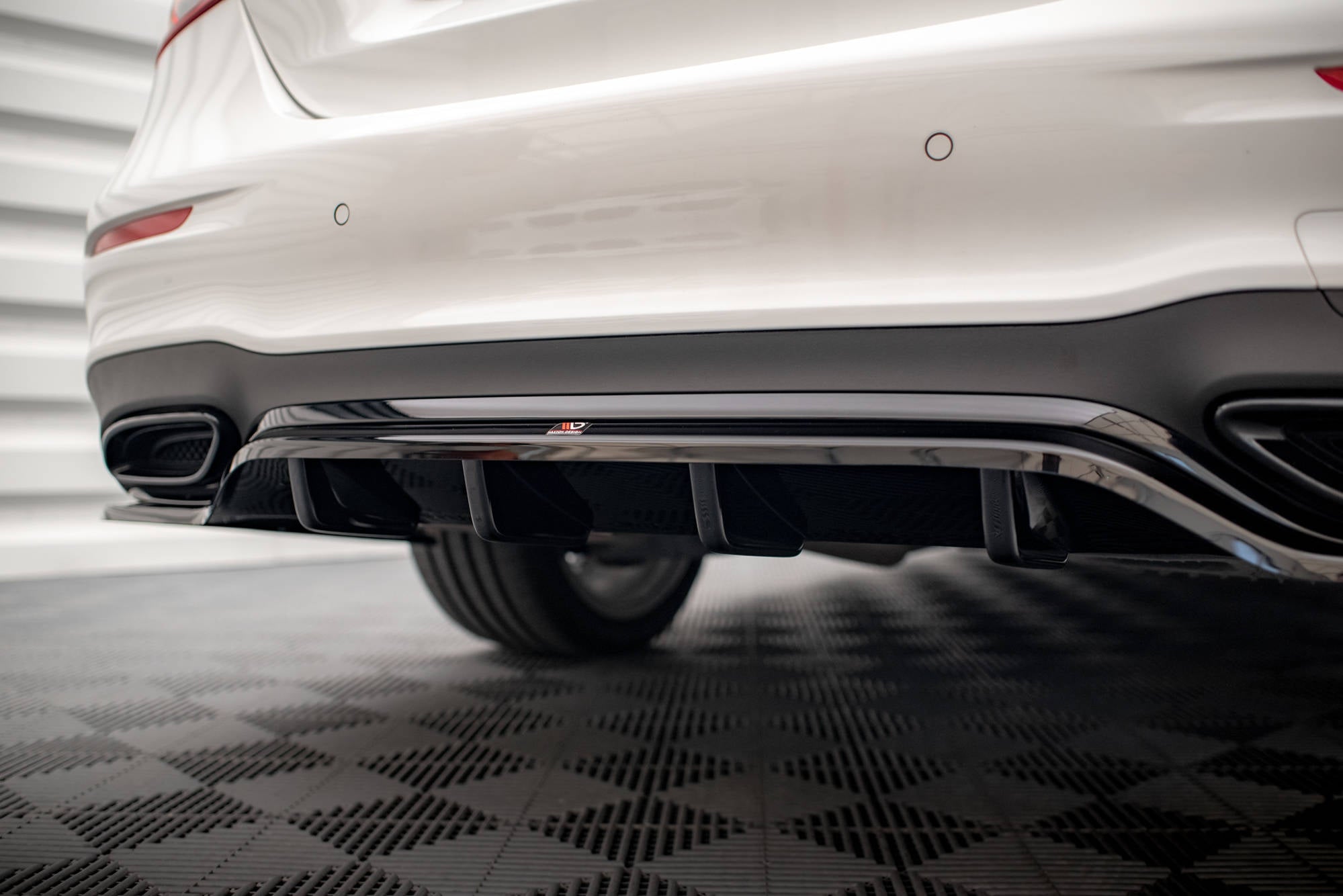Maxton Design Street+ Mittlerer Diffusor RACE passend für Mercedes-Benz E AMG-Line Limousine W213 Facelift schwarz Hochglanz